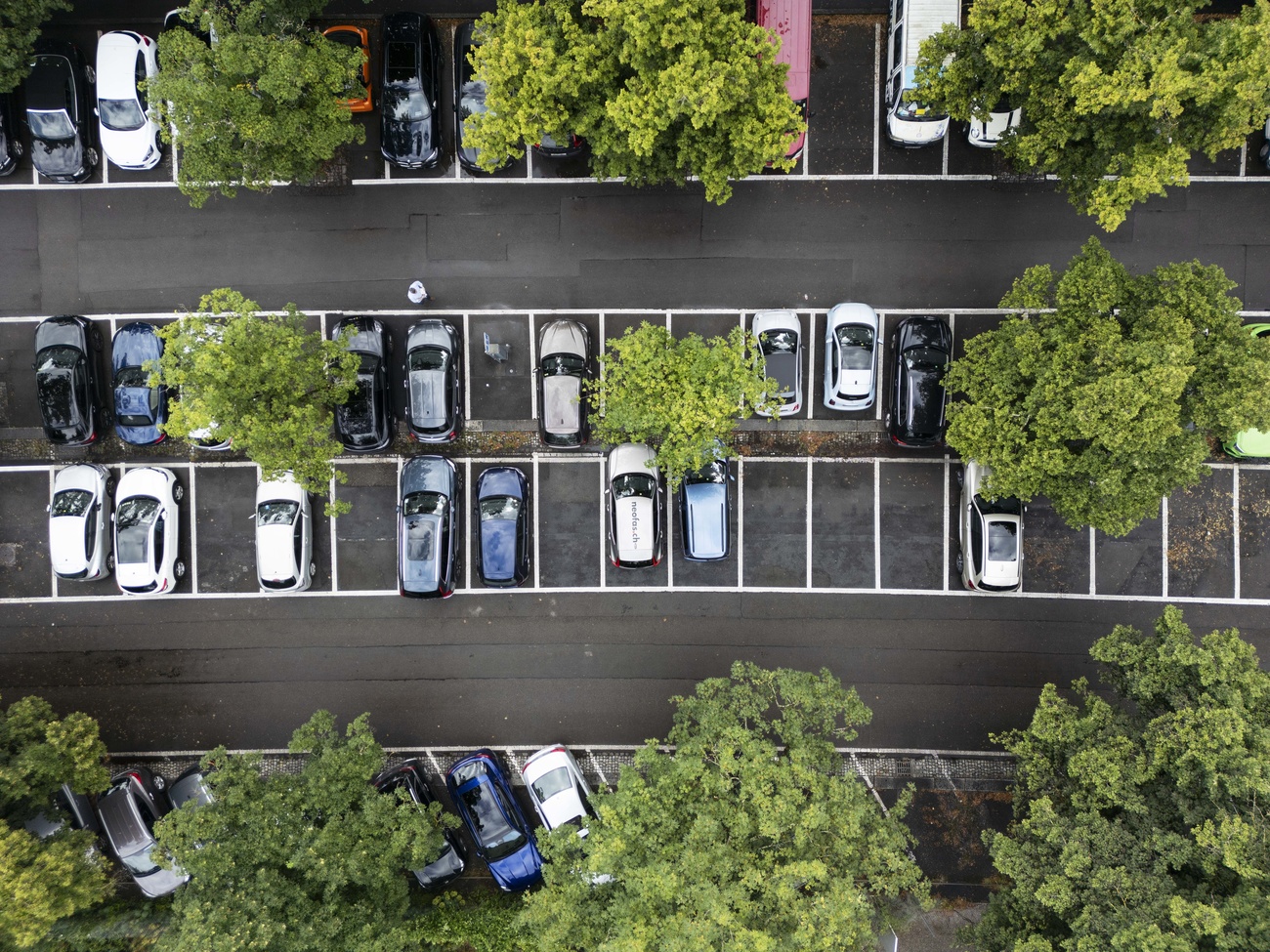 11,000 car parking spaces are gone. And that's just the beginning Zurich, Basel, Bern, Lausanne and Geneva have eliminated more than 10 percent of their parking spaces in ten years. In the future, this will happen even faster - much to the annoyance of the car lobby.