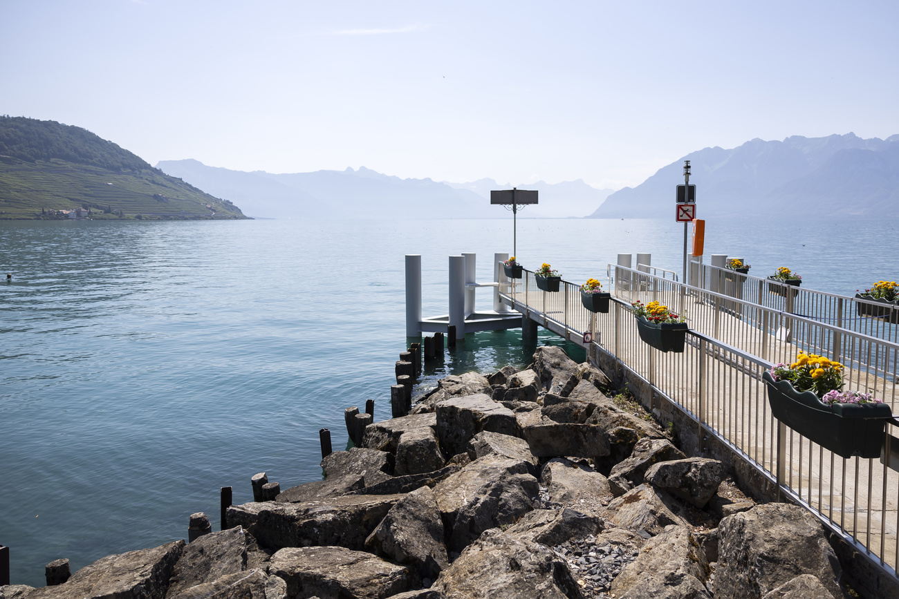 Ein Schiffsteg am Genfersee, im Hintergrund die Alpen