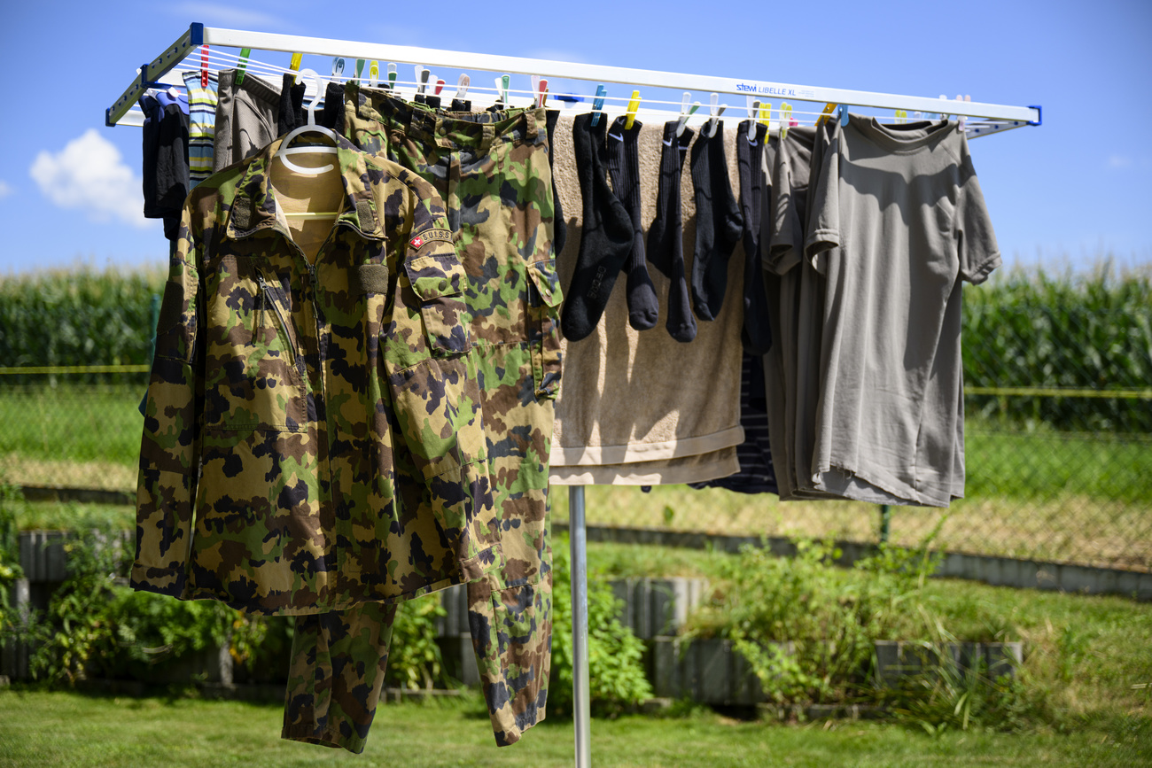 Ein Tarnkampfanzug der Schweizer Armee wird auf einem Stewi-Ständer getrocknet