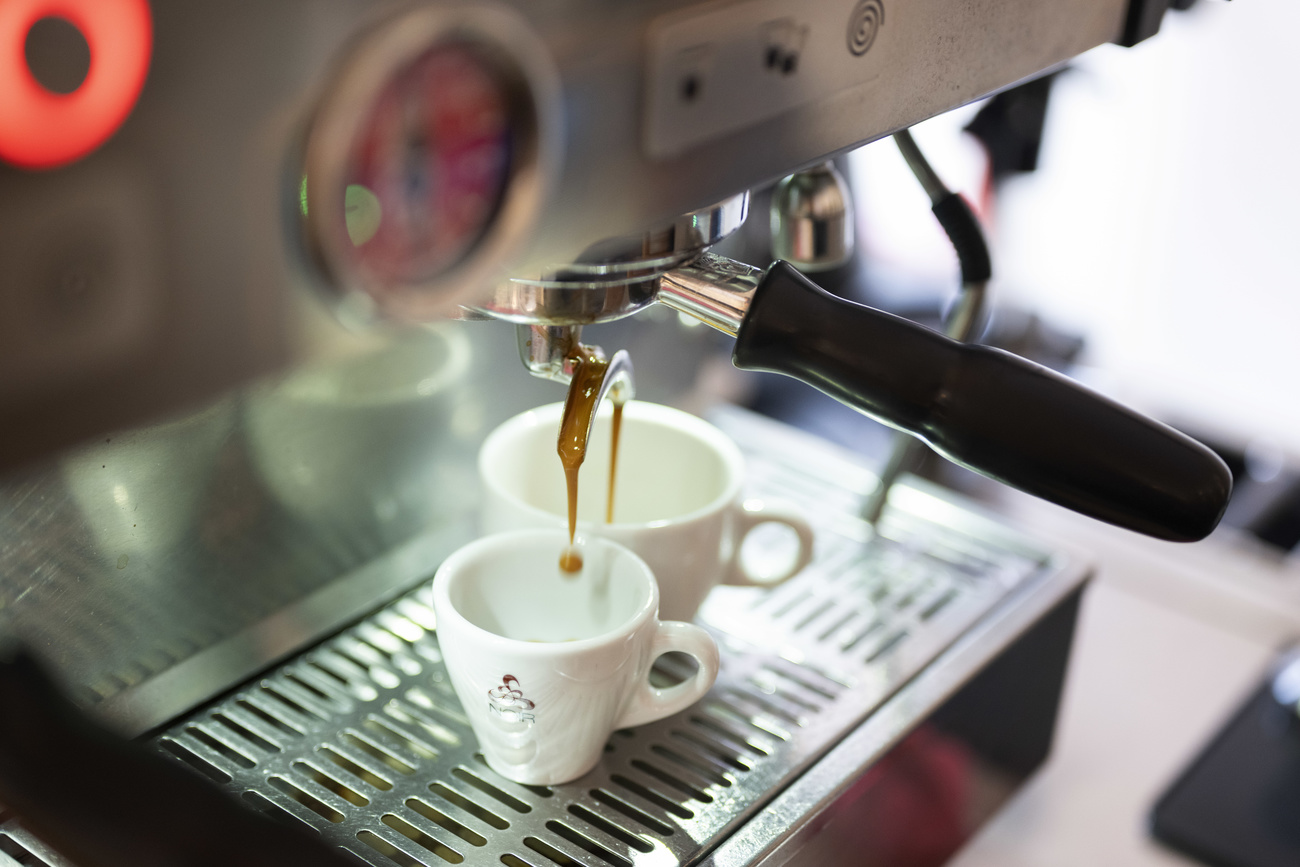 Caffé da una macchina professionale in un bar.