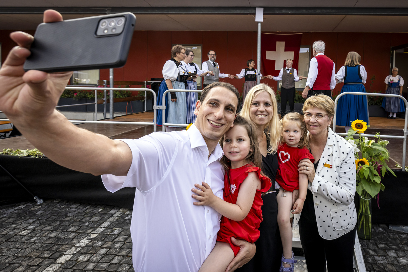 gruppo di persone che si scatta un selfie