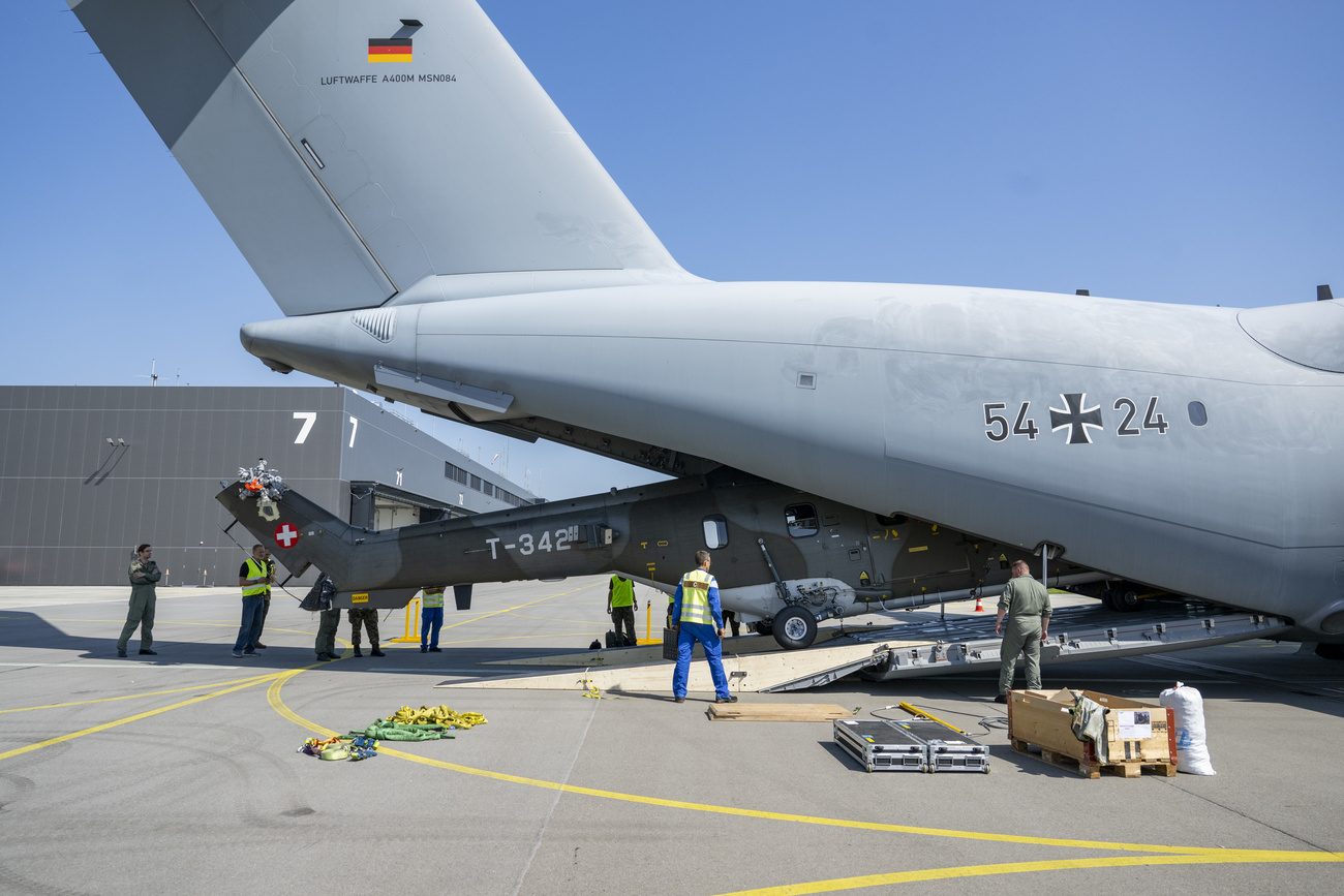 Hélicoptère suisse chargé dans un avion de transport allemand