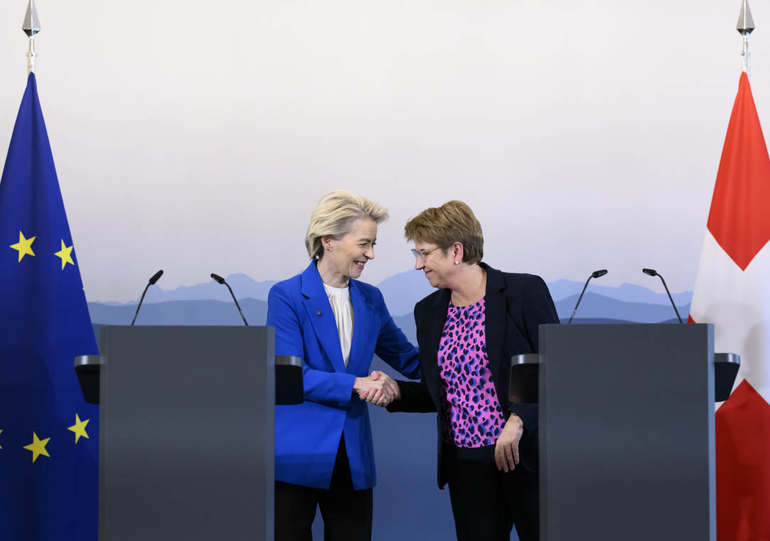 Bilaterale Verträge: Die Schweizer Bundespräsidentin Viola Amherd begrüsst EU-Kommissionschefin Ursula von der Leyen Ende Dezember in Bern.