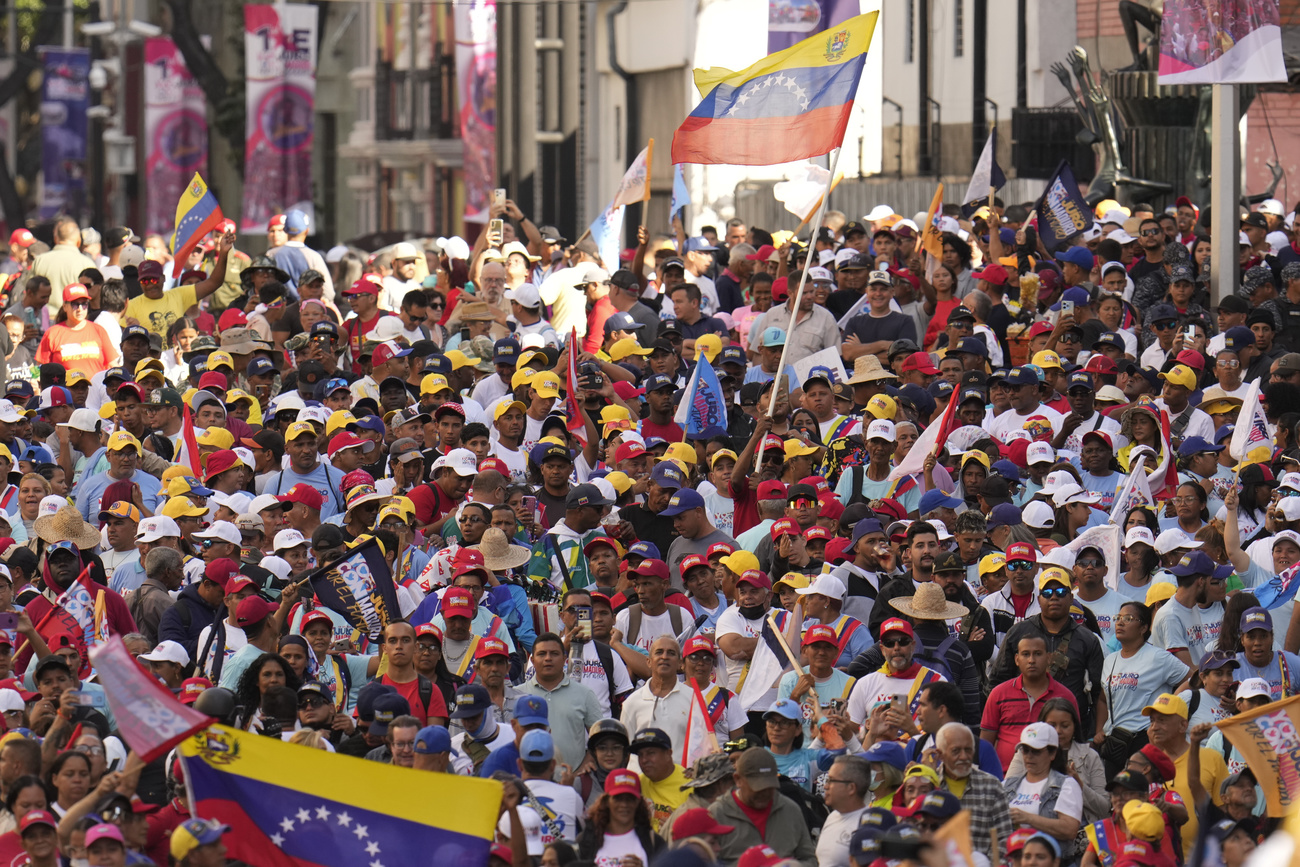 Simpatizantes del gobierno escuchan al presidente de Venezuela, Nicolás Maduro, hablar en el Palacio Presidencial de Miraflores en Caracas, Venezuela, el día de su toma de posesión para un tercer mandato.