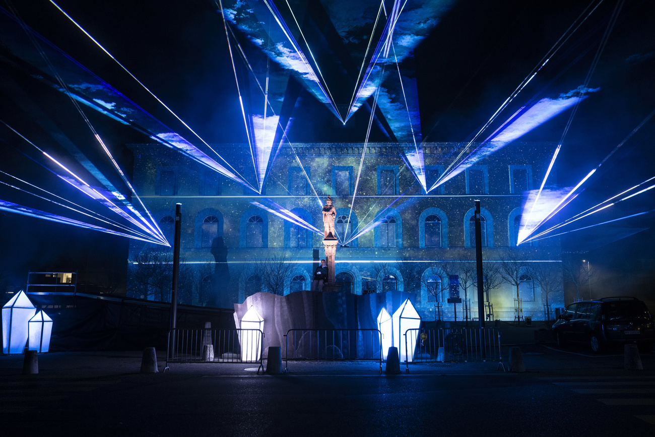 Eine Lichtinstallation beleuchtet ein mehrstöckiges Gebäude aus Sandstein