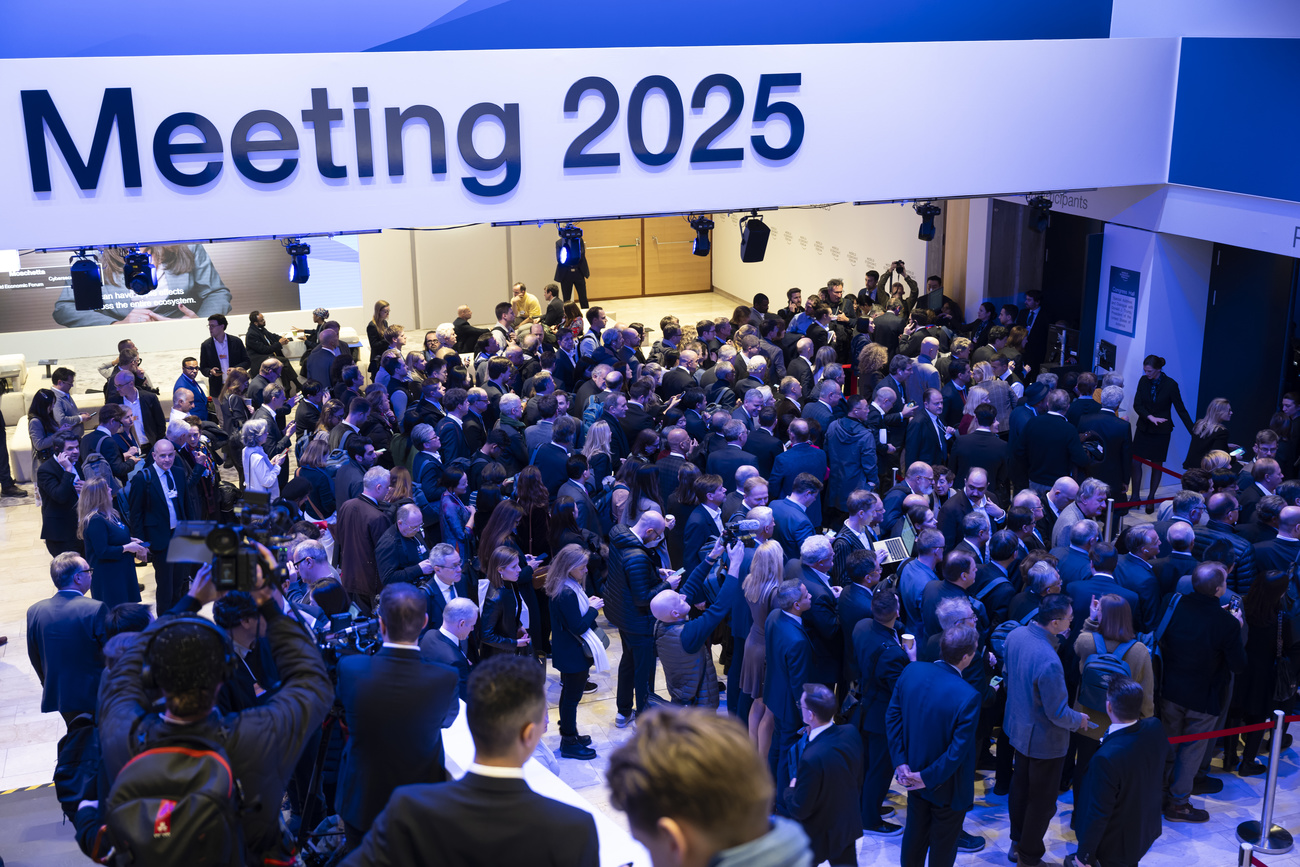 Viele Menschen unter einer Anschrift "Meeting 2025"