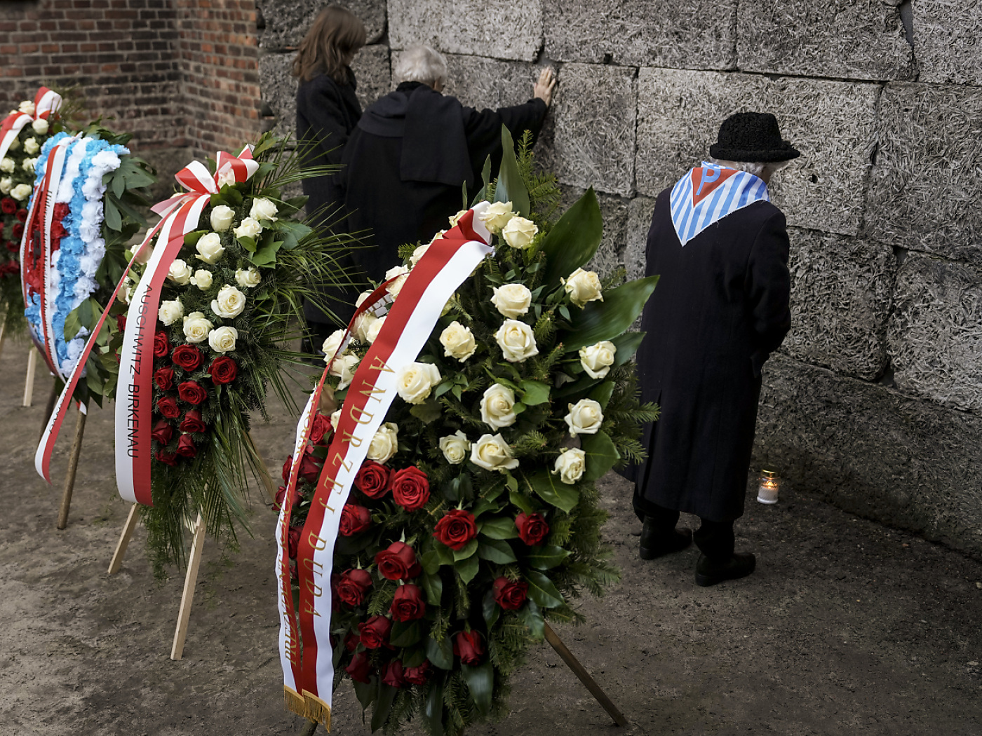 corone di fiori ad auschwitz