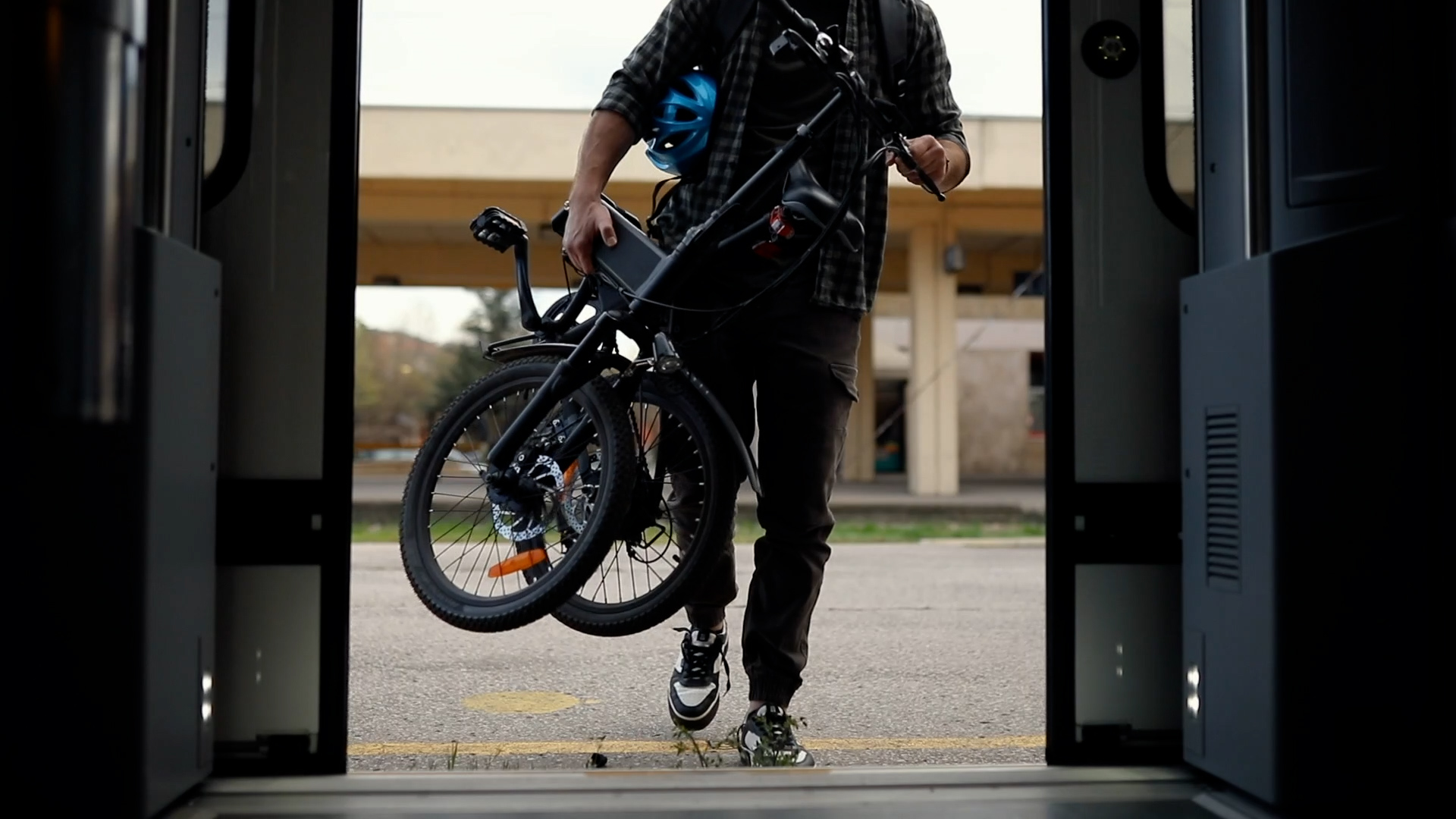 persona sale su un treno con una bicicletta