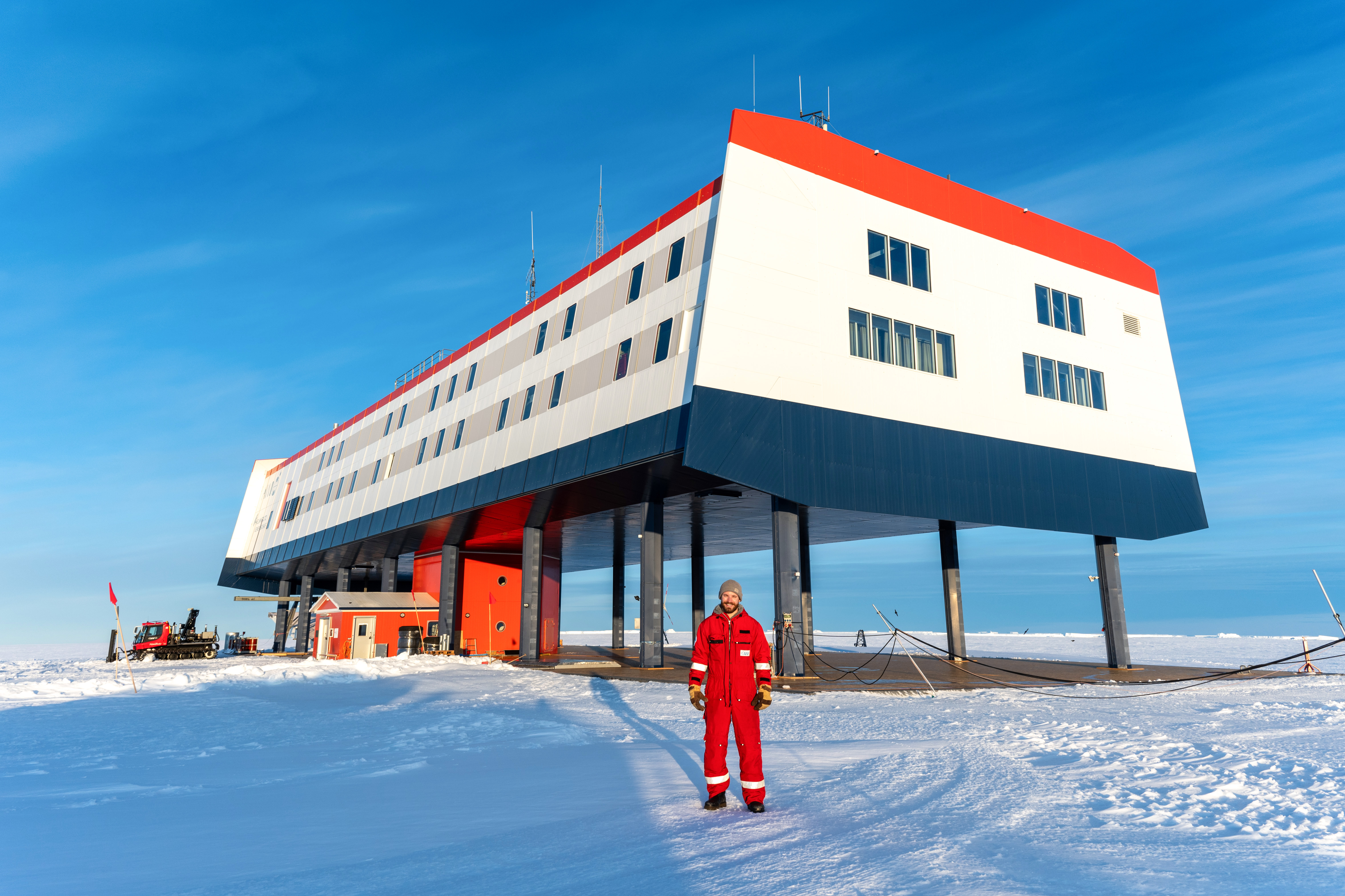 Thomas Schenk in front of his place of work, the Neumayer III polar station.