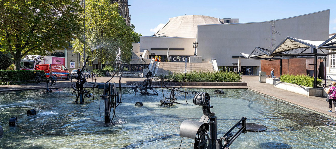 Un foyer calme, un environnement animé: même la fontaine de Tinguely, sur la place du théâtre de Bâle, bouge et fait du bruit.