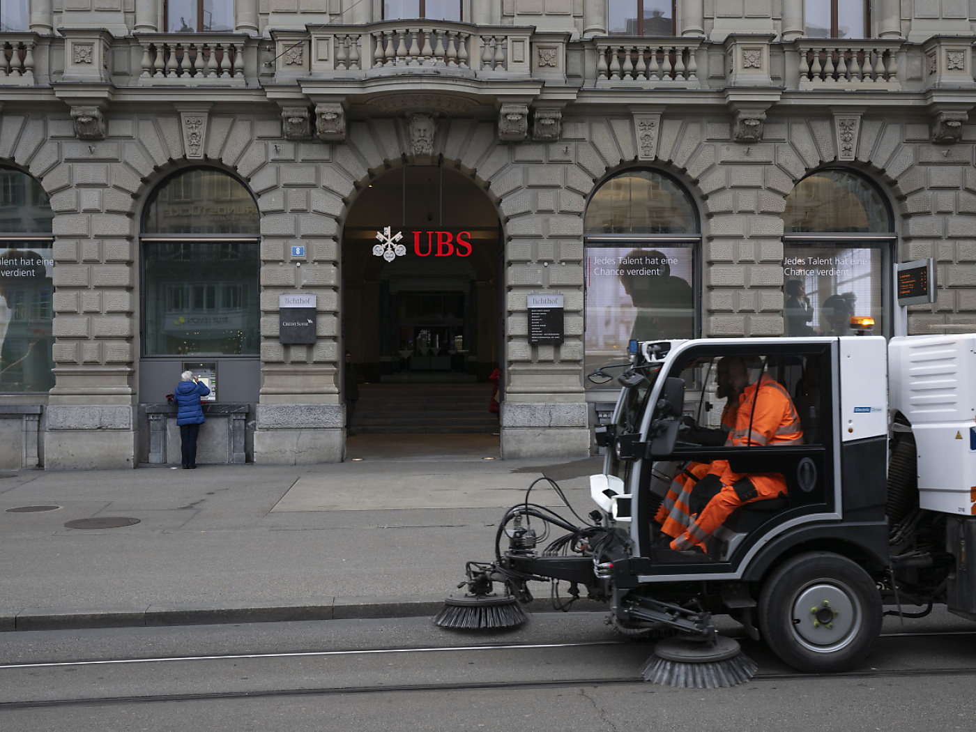 UBS replaces CS logos on Paradeplatz