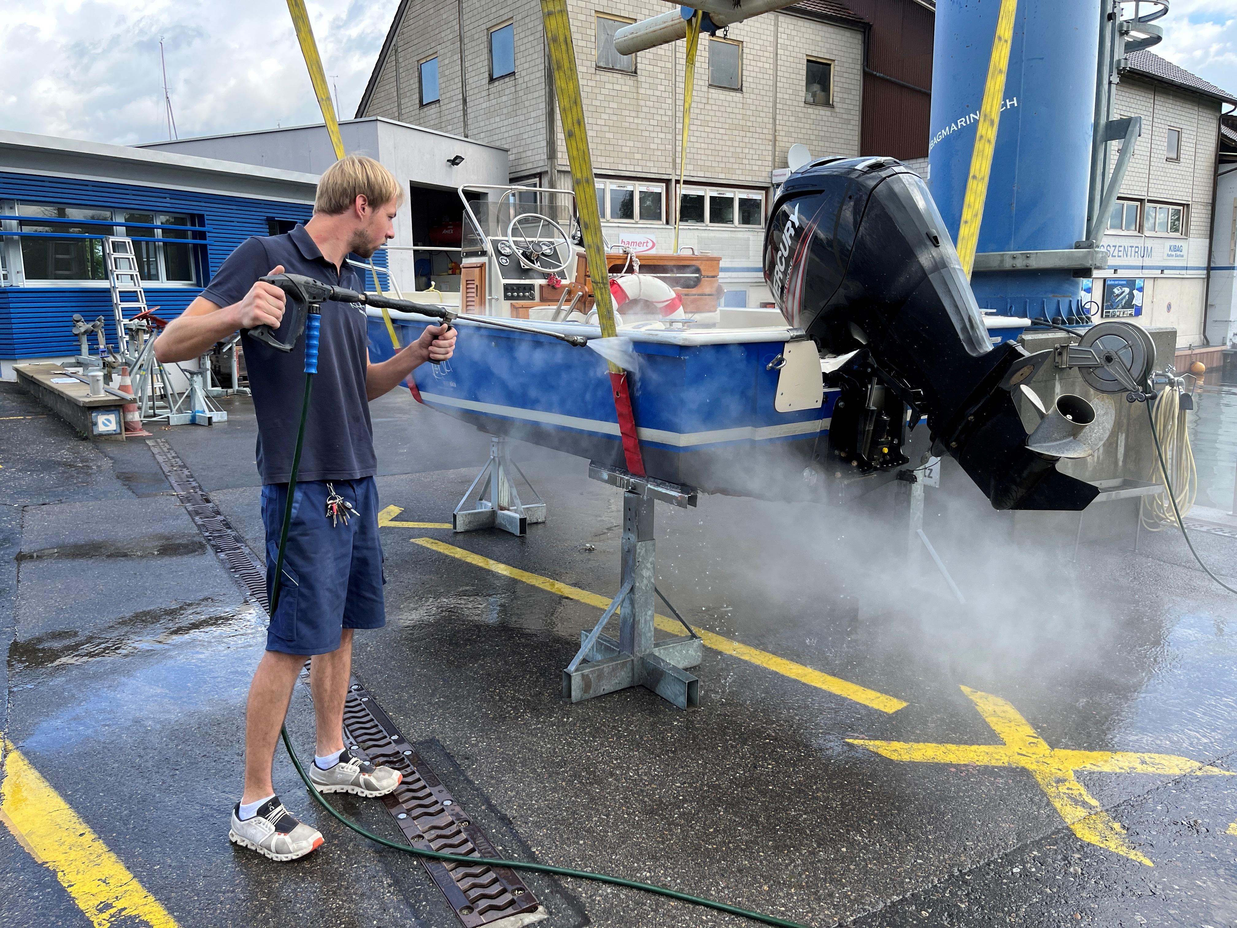 If you want to take a boat out on Lake Lucerne, you have to clean it first. Otherwise you could be fined up to CHF10,000.