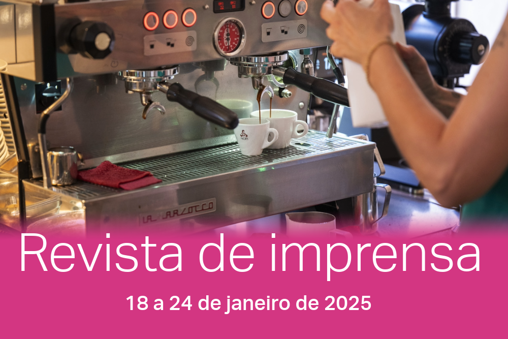 Barista trabalhando em máquina de café