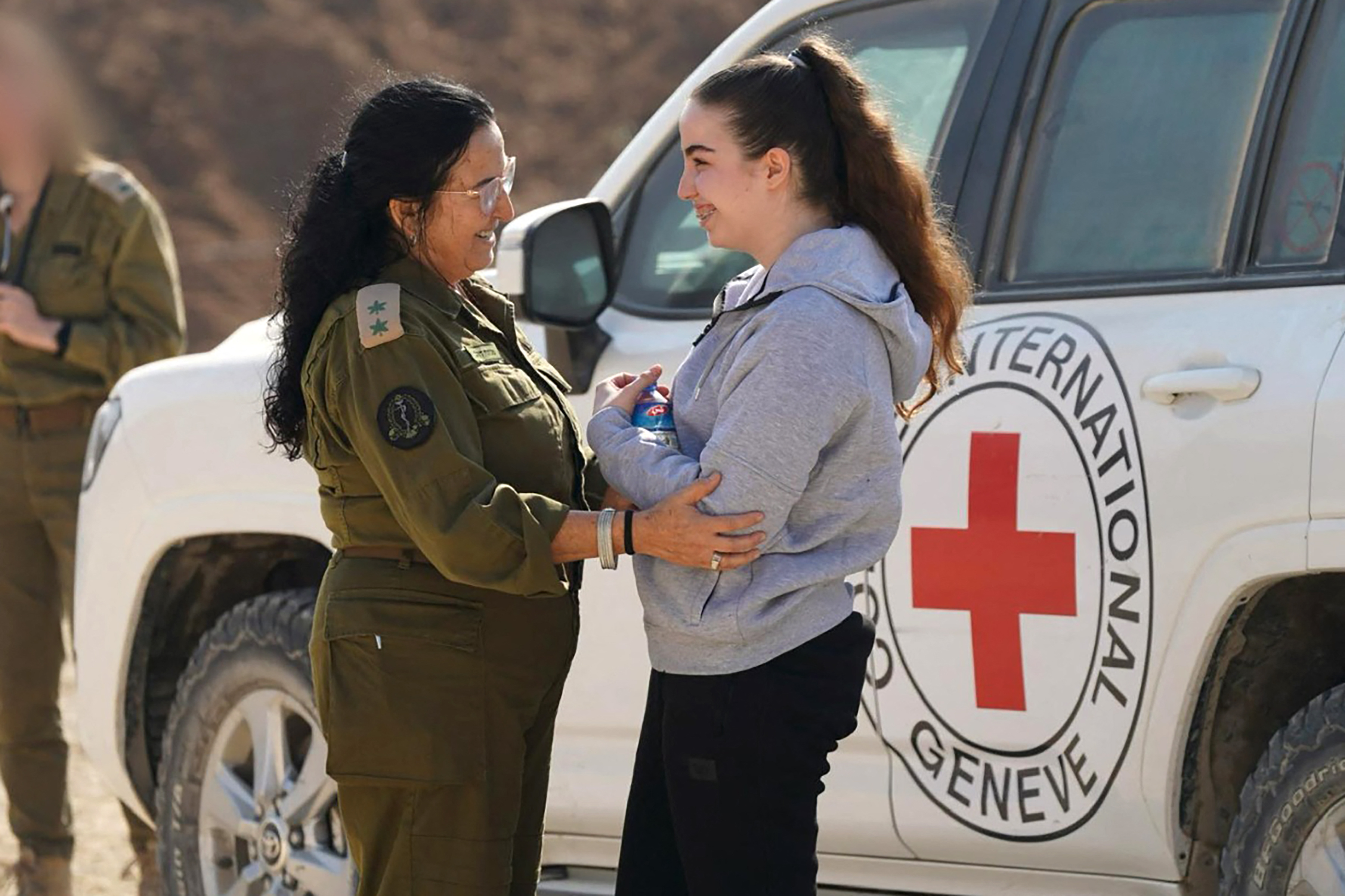 Eine befreite israelische Geisel wird von einer israelischen Soldatin begrüsst, nachdem sie von der Hamas im Gazastreifen freigelassen wurde.