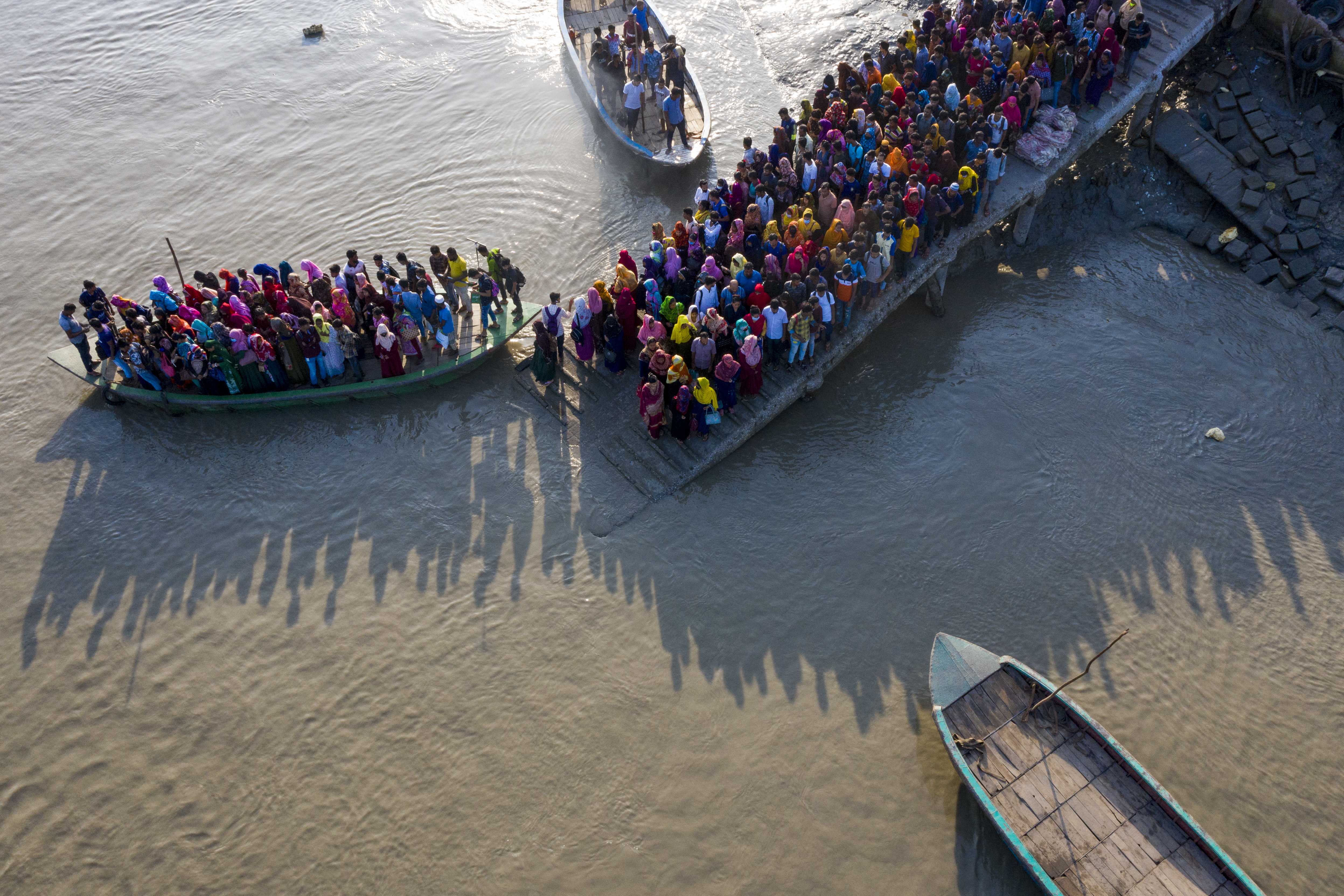 Viele Menschen auf einem Pier und einem Boot