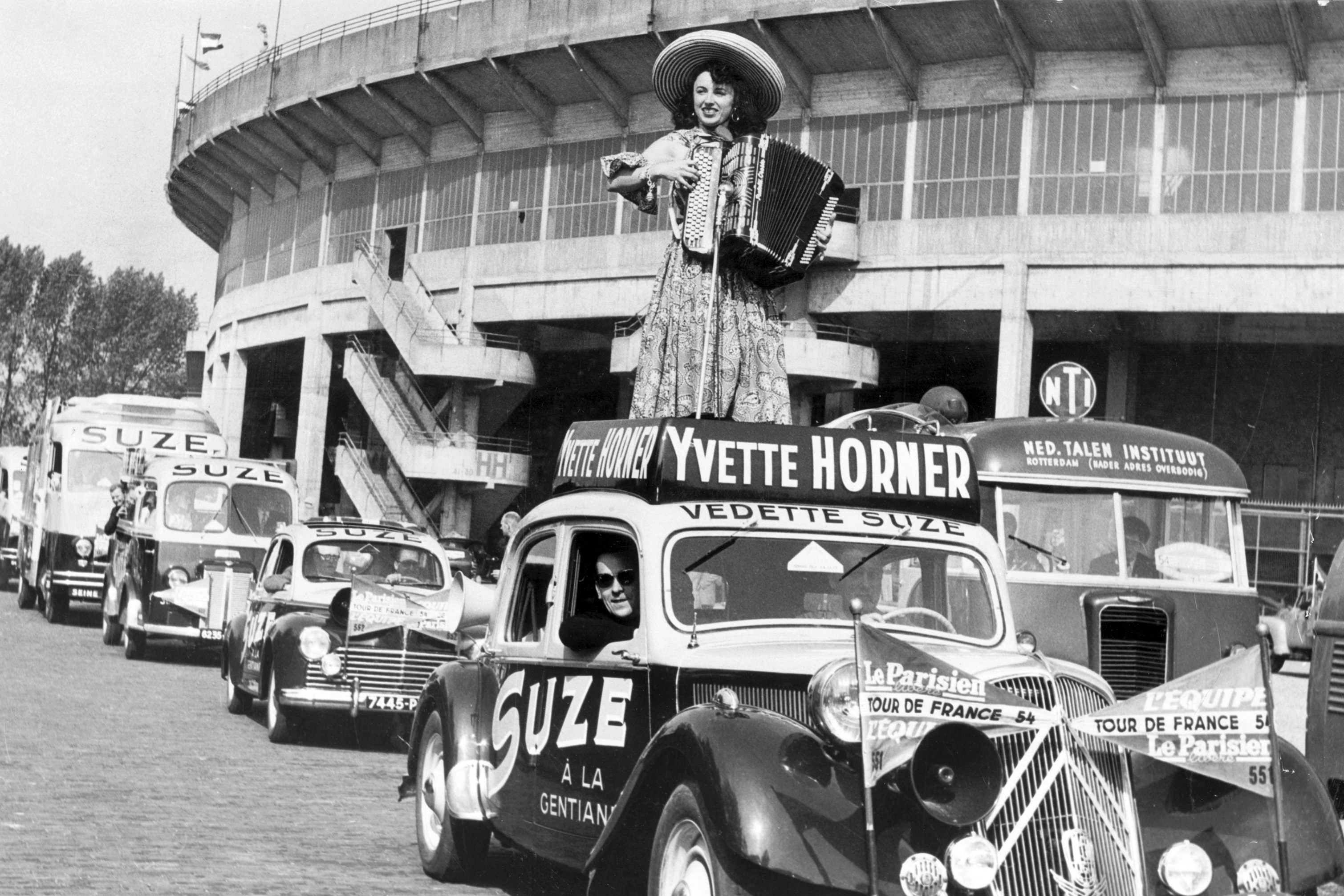 Suze è da tempo uno dei principali sponsor del Tour de France. In questa immagine del 1954, la bevanda è associata alla “regina della fisarmonica” Yvette Horner