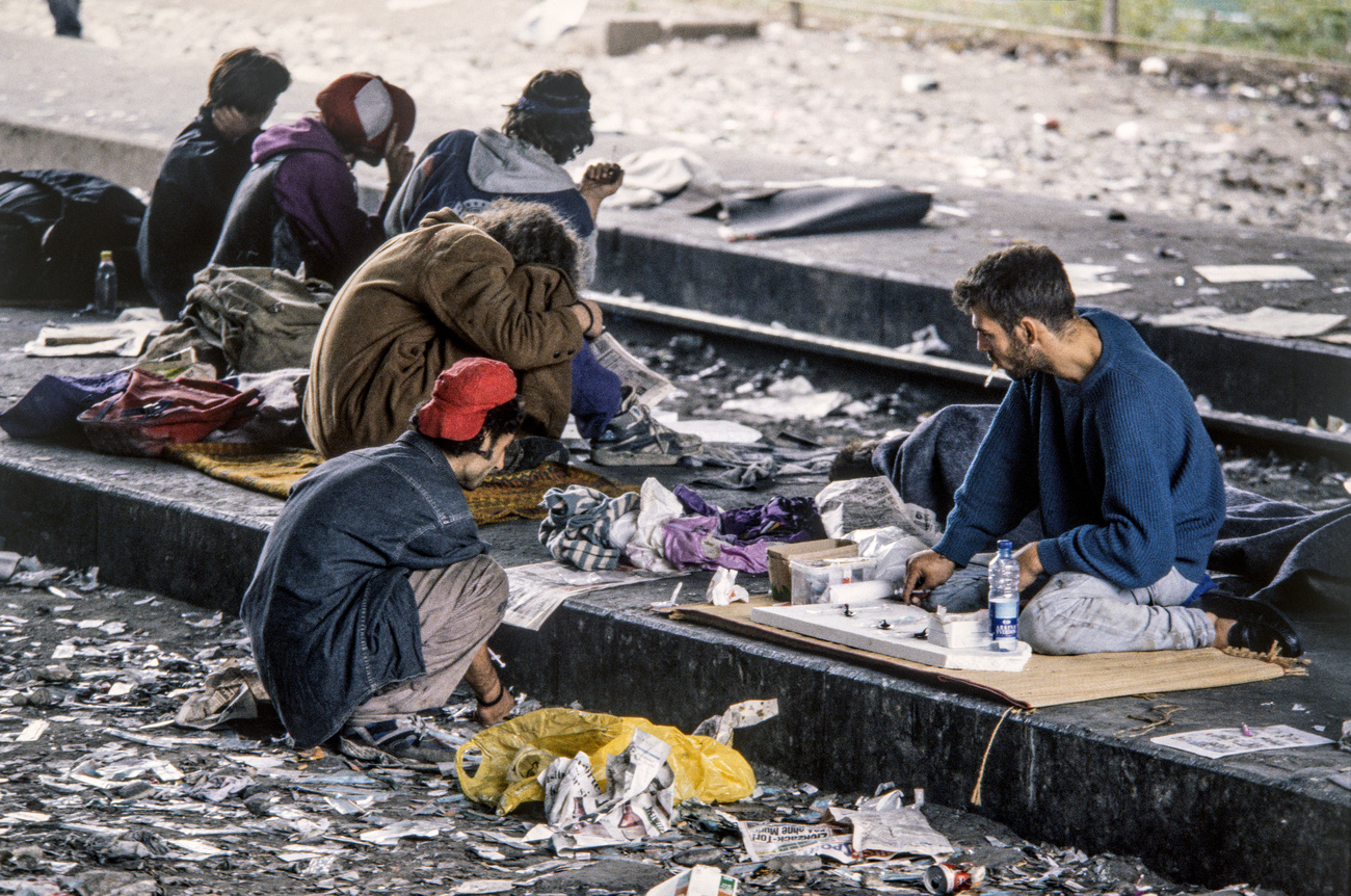 The drug scene at the the old train station Letten in Zurich, Switzerland, pictured in August 1994. At peak times over a thousand drug abusers frequented the Letten, the successor of the open drug scene at the Platzspitz park. (KEYSTONE/Martin Ruetschi) Die Drogenszene am ehemaligen Bahnhof Letten in Zuerich, aufgenommen im August 1994. Der Letten, Nachfolger der offenen Szene auf dem Platzspitzareal, wurde in Spitzenzeiten von ueber tausend Drogenkonsumenten frequentiert. (KEYSTONE/Martin Ruetschi)