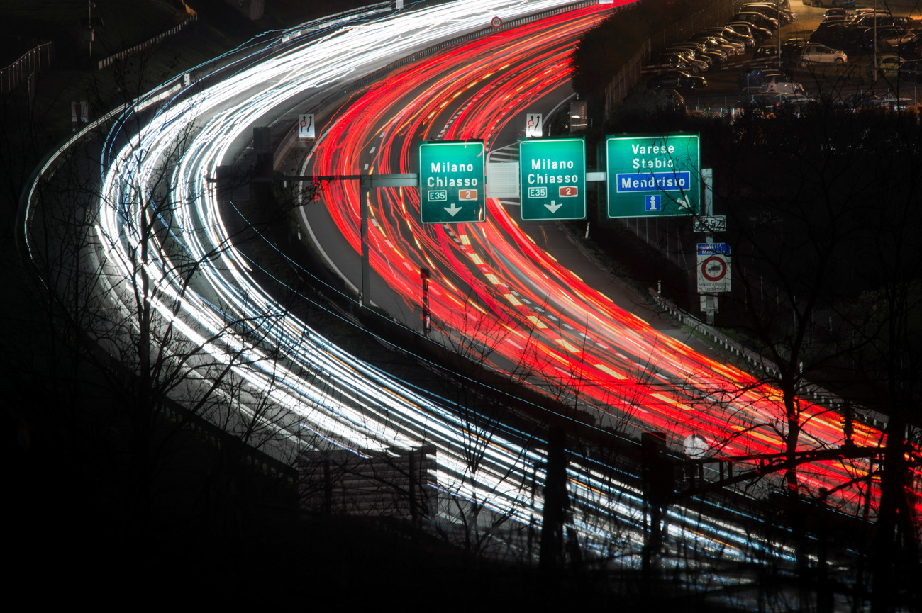 Traffico di notte vicino alla dogana di Chiasso-Brogeda.