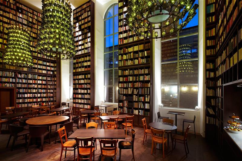 Bibliothèque dans le restaurant de l’hôtel B2, Zurich.