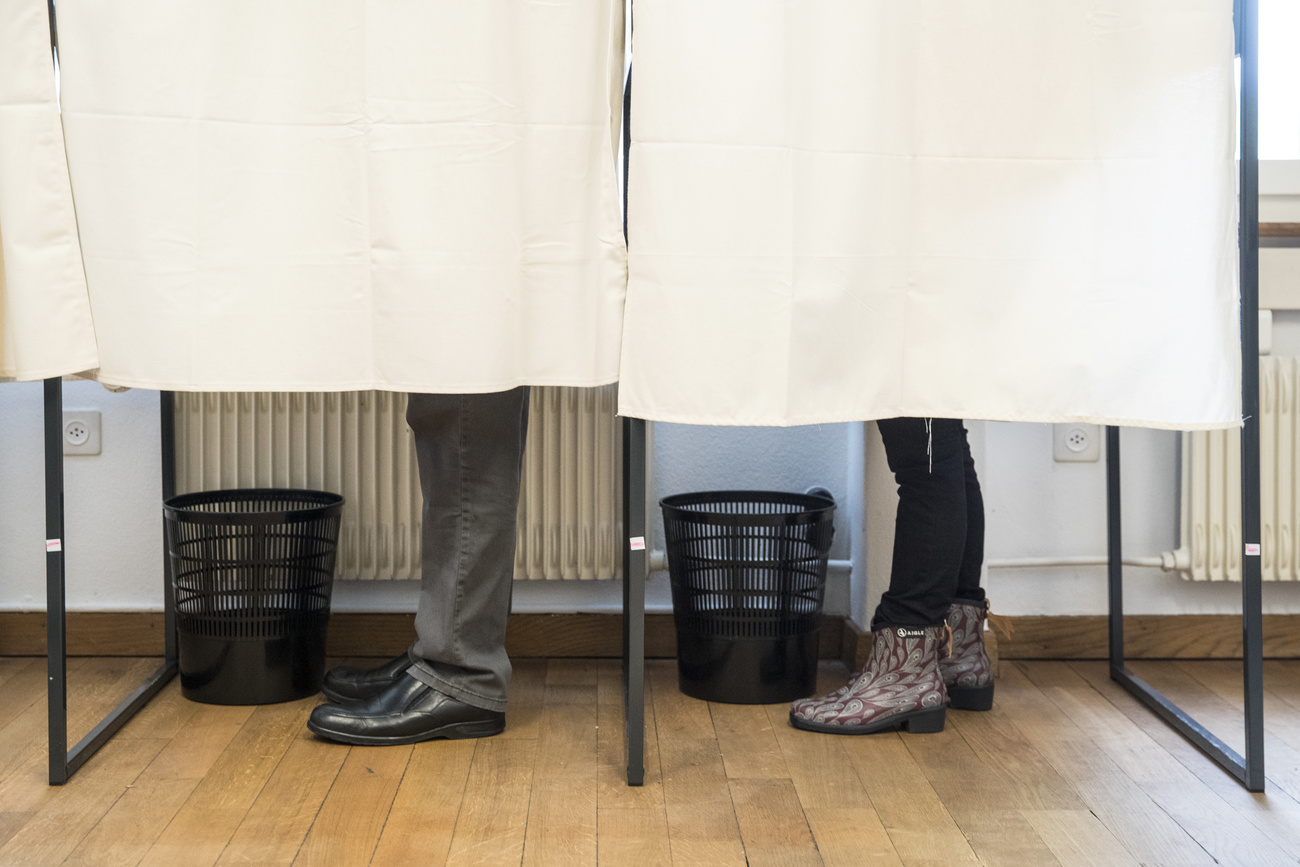 Homem e mulher em cabines de votação