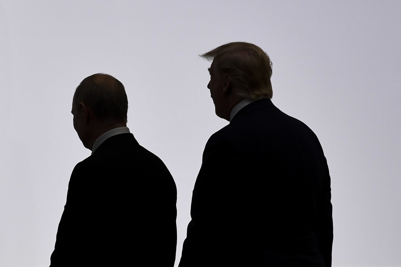 putin e trump di schiena in controluce