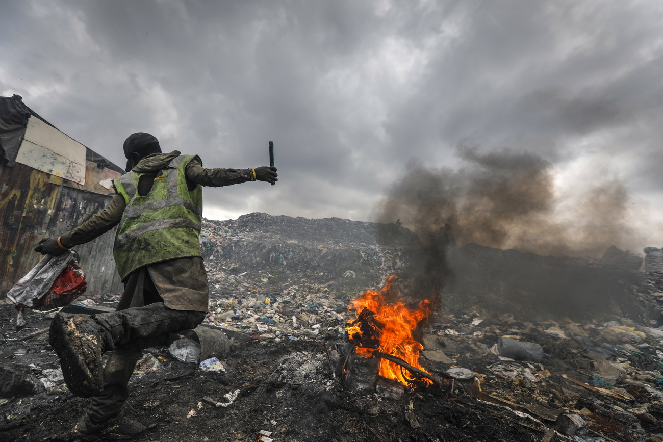 Burning a user motor to extract copper at a dumpsite in Nairobi, Kenya.