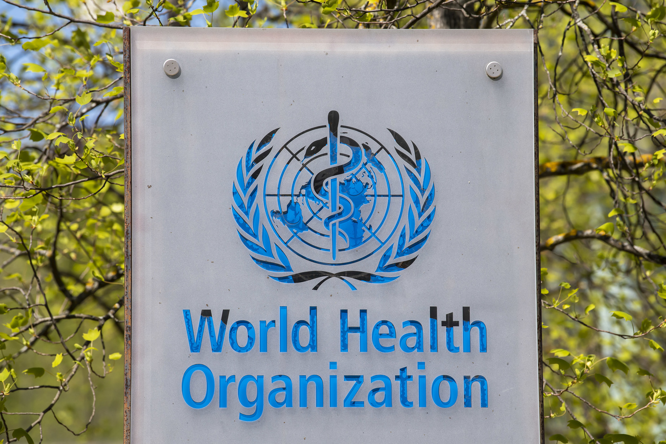 El logotipo ante el edificio de la Organización Mundial de la Salud (OMS).