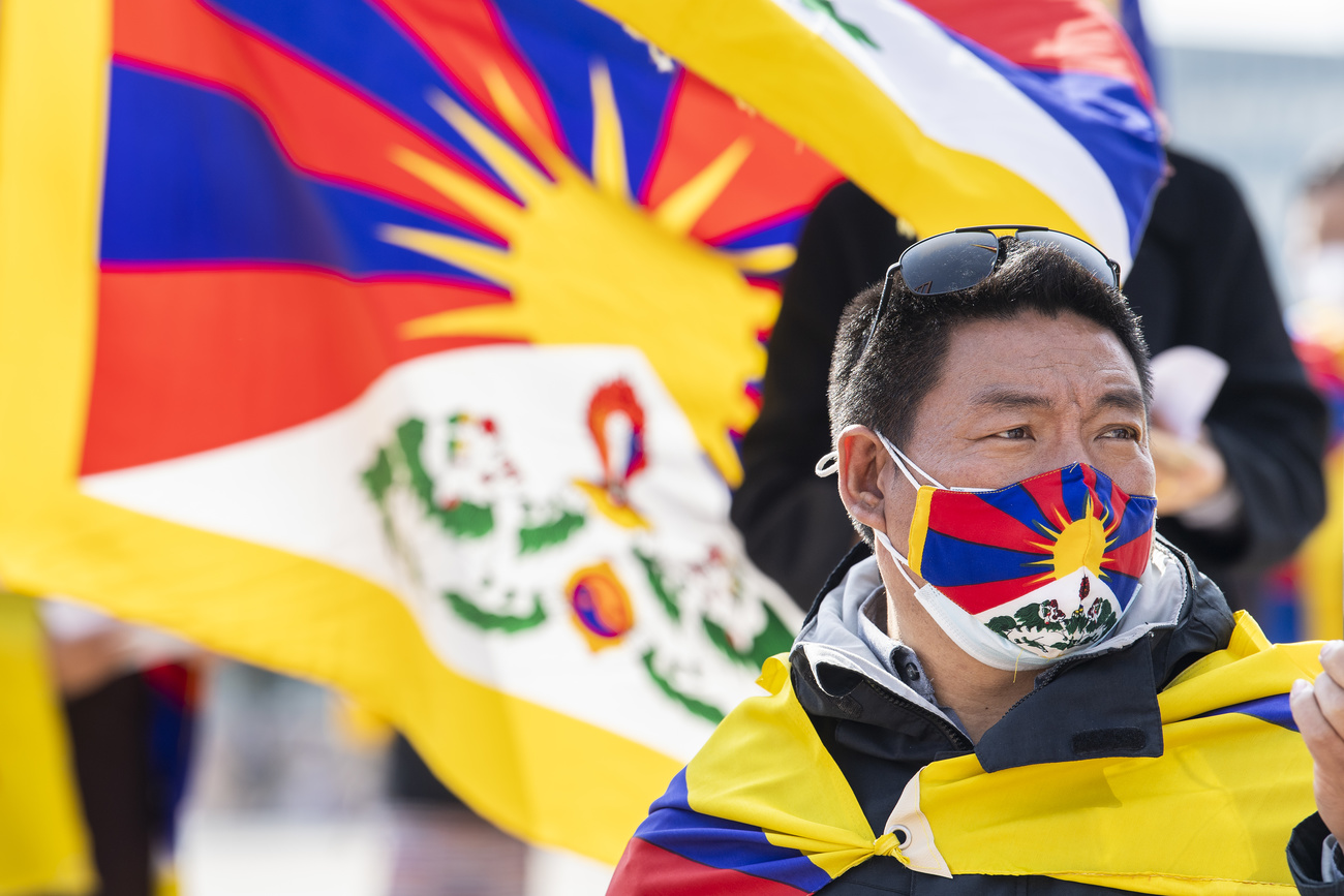 Ein Mann vor einer Tibet-Flagge