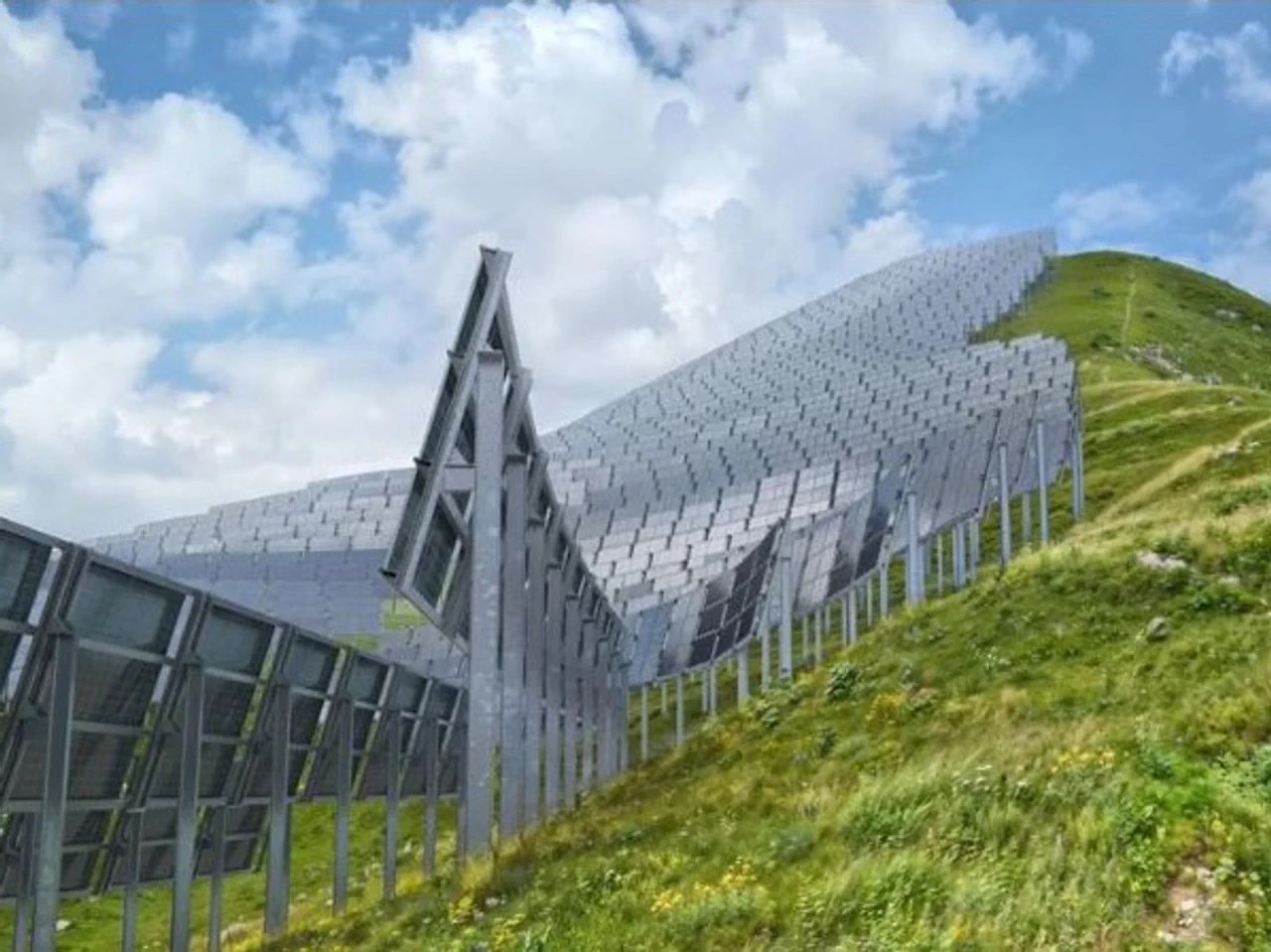 Almost 17,000 solar panels were set to be installed across eight hectares above the Morgeten Alp in Oberwil in the Simmental valley. The project was expected to generate 12 gigawatt-hours of electricity annually – enough for 3,000 households. But now, the Solarexpress project is on hold.