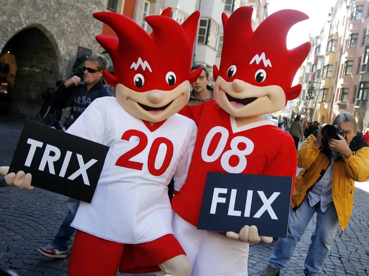 Trix et Flix, les mascottes du Championnat d’Europe de football 2008 organisé conjointement par la Suisse et l’Autriche.