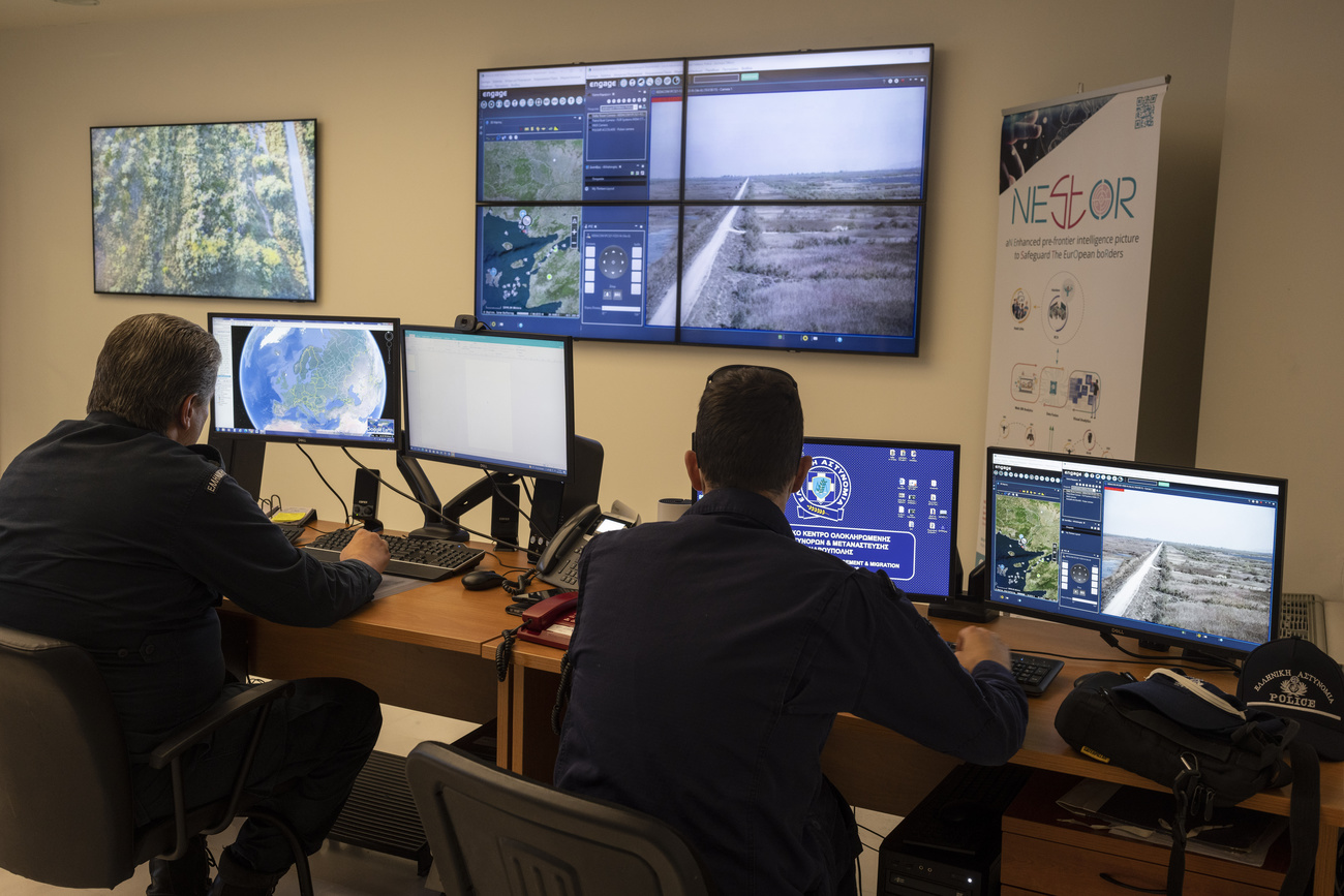 La polizia controlla gli schermi di un centro operativo situato nell'aeroporto principale di Alexandroupolis, in Grecia.