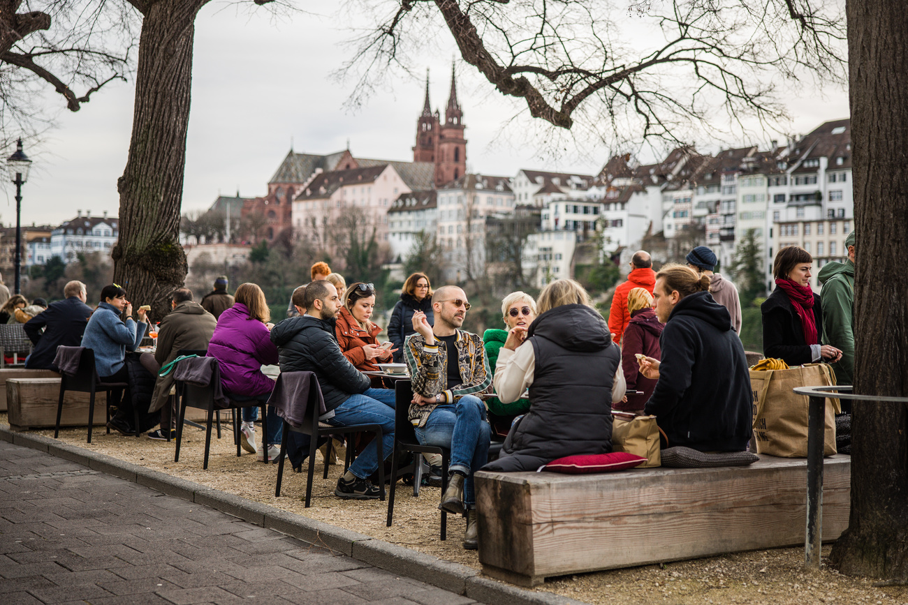 Menschen an der Rheinpromenade