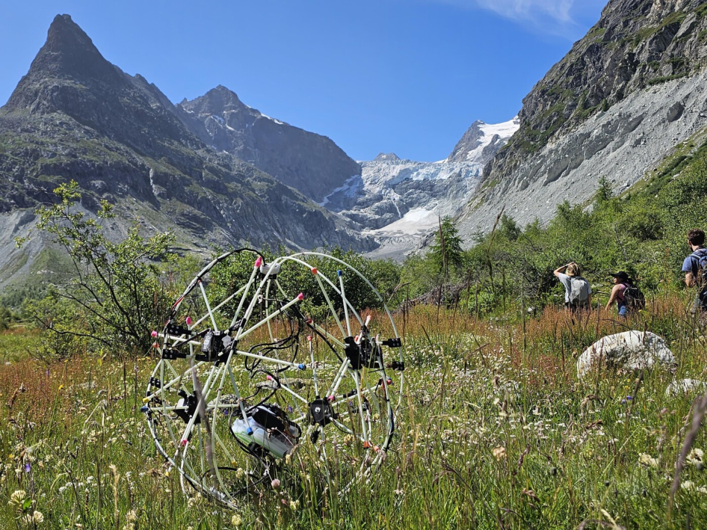 EPFL: a robot that changes shape to adapt to the terrain