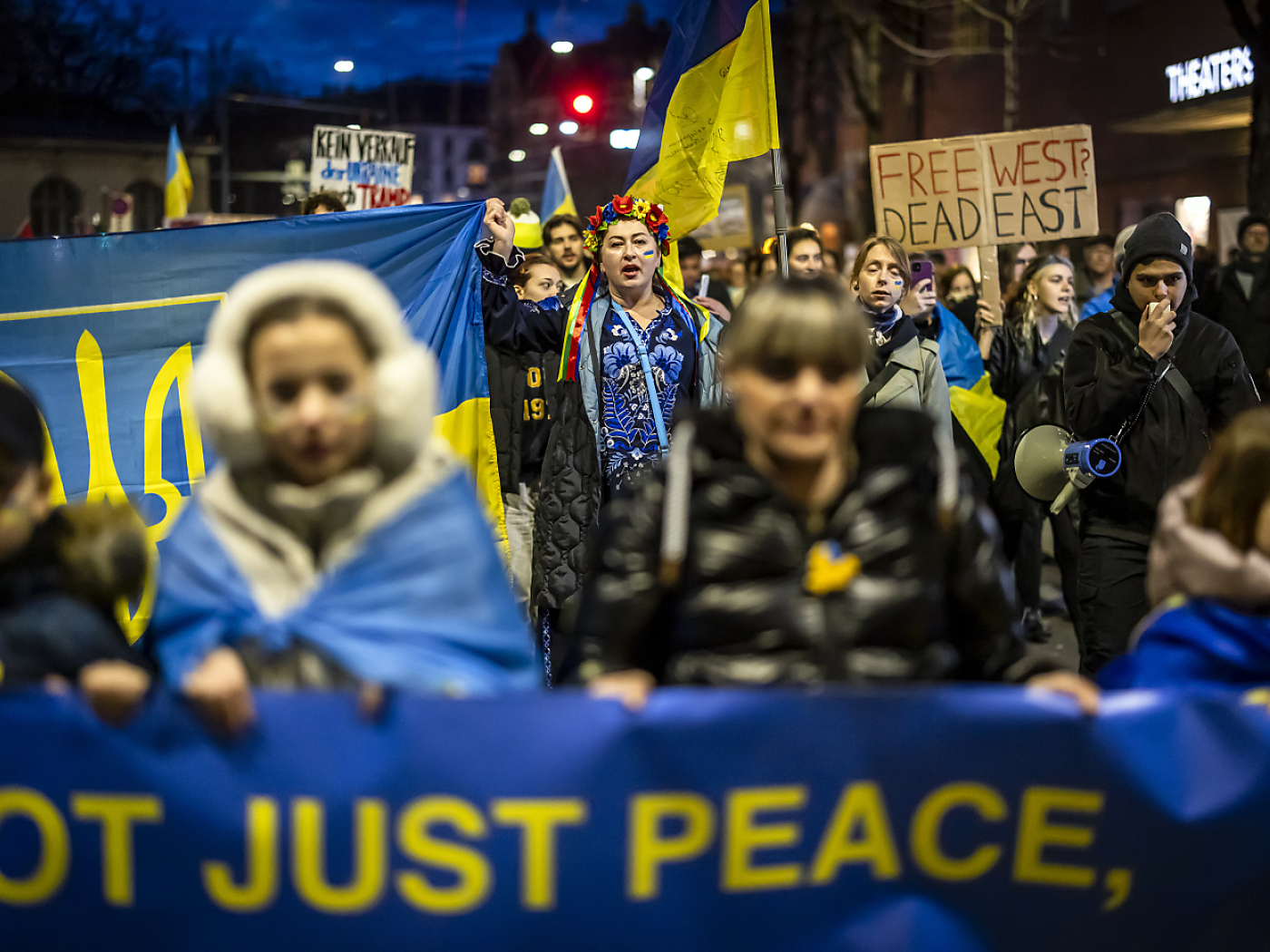 Around 2000 people show solidarity with Ukraine in Zurich