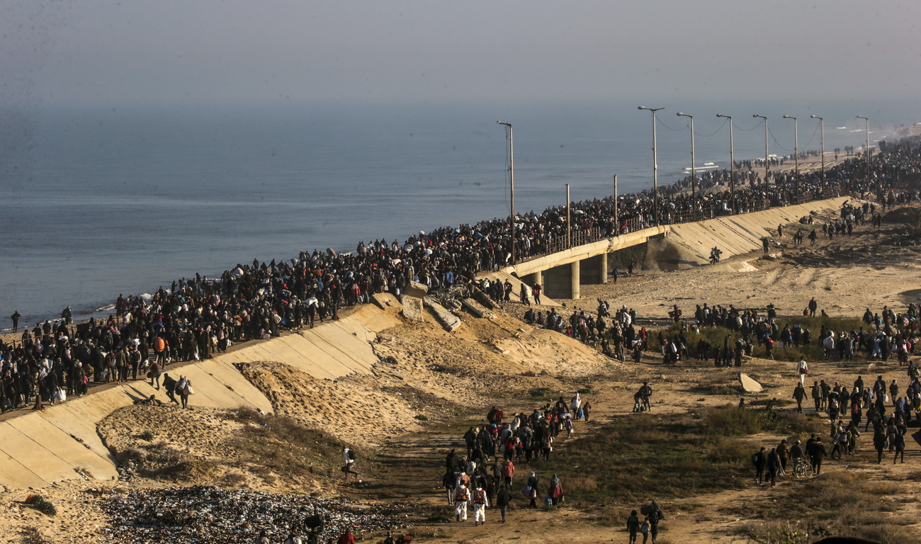 Binnenvertriebene Palästinenser:innen im Zentrum des Gazastreifens, als sie am 27. Januar 2025 aus dem Süden in den nördlichen Gazastreifen zurückkehren.