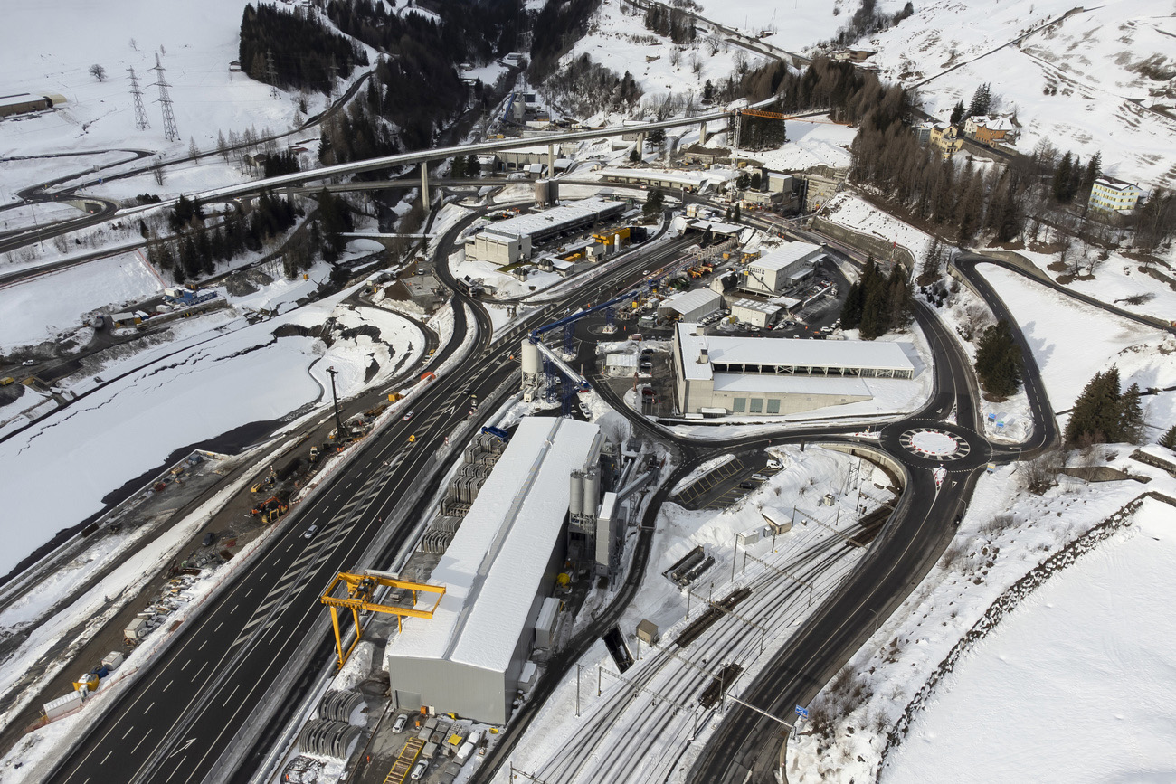 Construction of the second tube of the Gotthard road tunnel is now in full swing. Two large tunnel boring machines began drilling today in Airolo and Göschenen. “A milestone for Switzerland's most important north-south link,” said Swiss Transport Minister Albert Rösti at the opening ceremony in Airolo. The machines are each 150 metres long, with drill heads measuring twelve metres in diameter. The 17-kilometre-long tunnel tube is expected to be fully excavated by 2027. It is due to be completed by 2030 and will initially operate with two-way traffic while the first tube, opened in 1980, undergoes renovation.