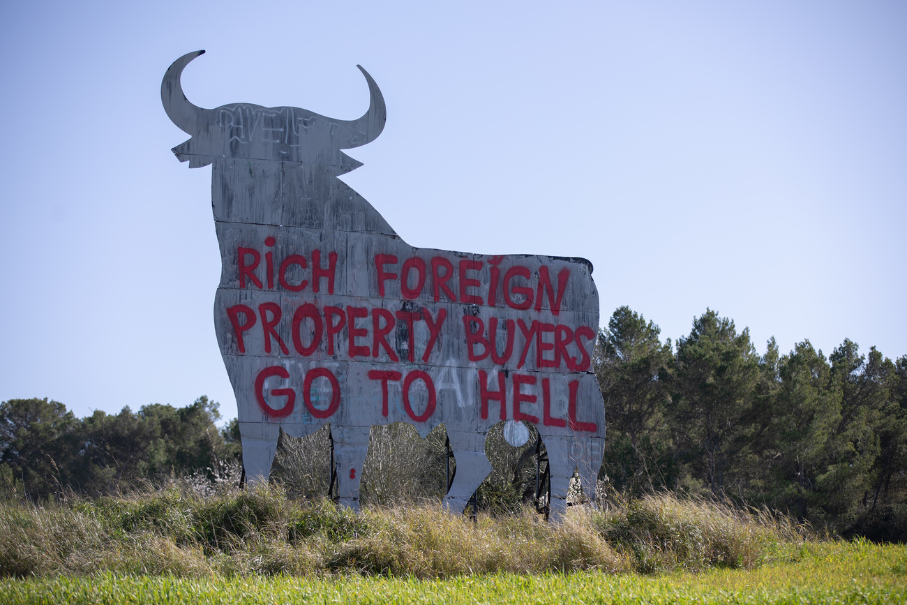 Cerca del pueblo de Montuiri en Mallorca, un gigantesco cartel de un toro fue rociado con un eslogan contra las personas propietarias extranjeras.