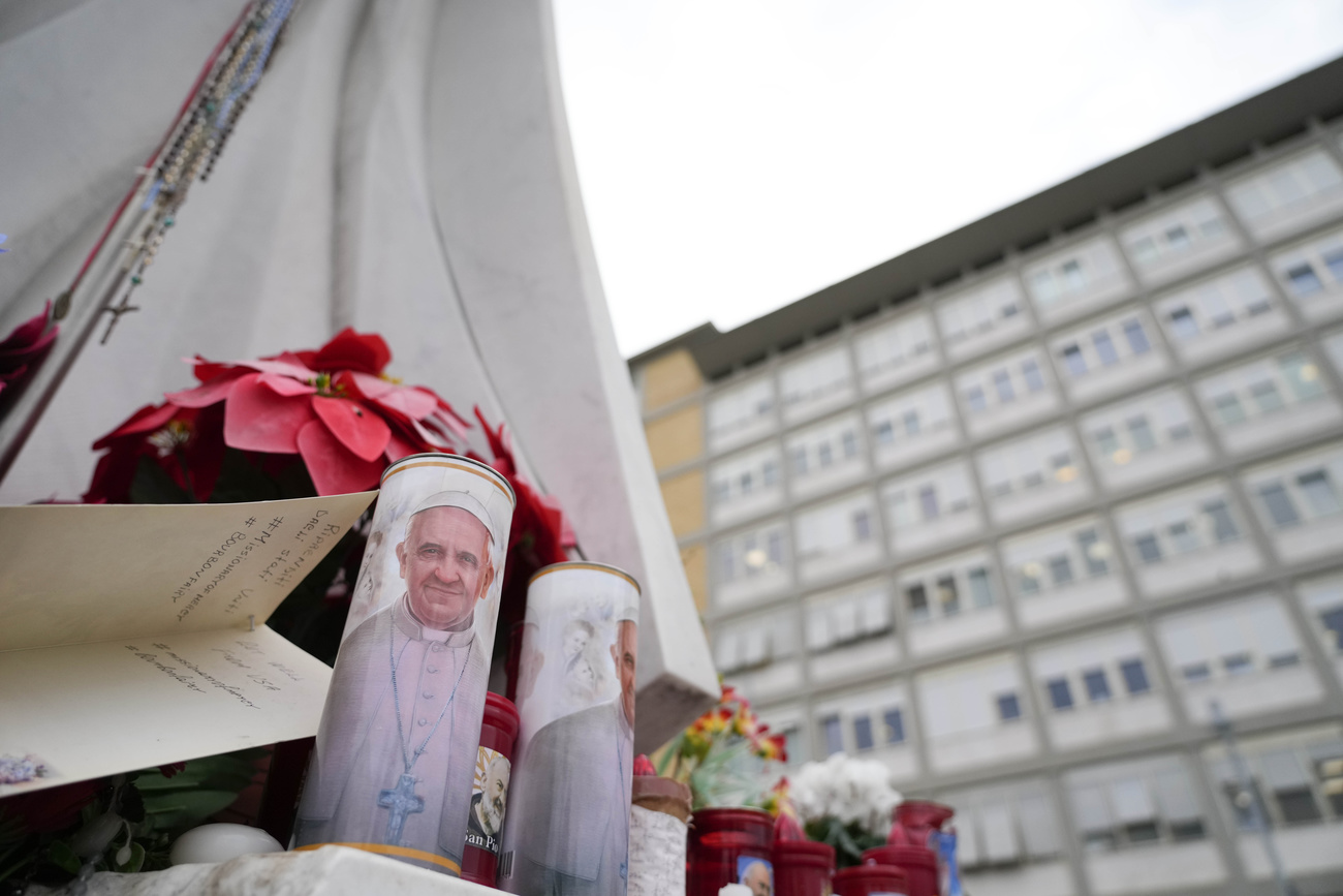 candele votive al papa davanti all'ospedale dove è ricoverato