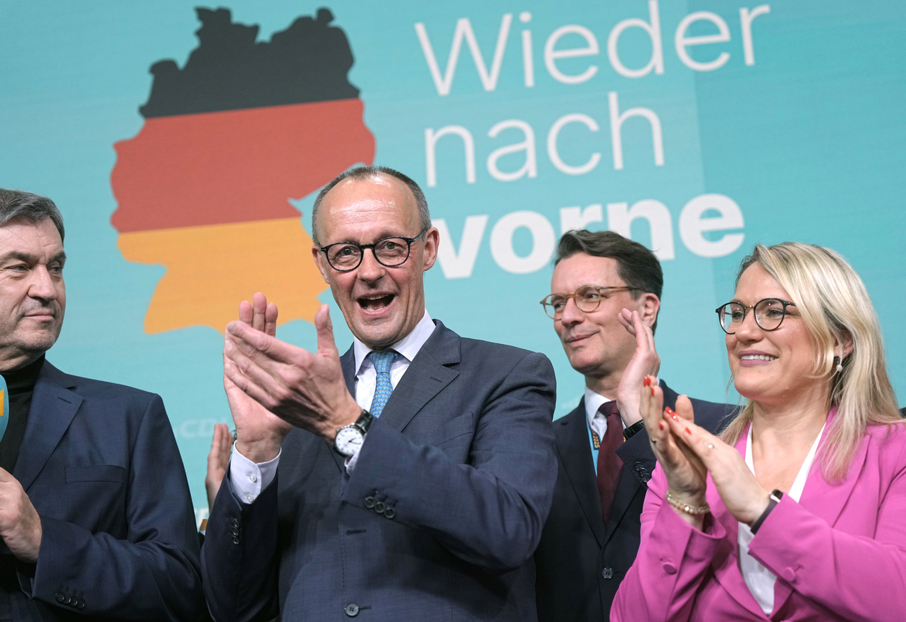 Friedrich Merz (CDU, 2.v.l.), Parteivorsitzender und Kanzlerkandidat, spricht neben Markus Söder (l), Ministerpräsident von Bayern und CSU-Vorsitzender, und Hendrik Wüst (2.v.r., CDU), Ministerpräsident von Nordrhein-Westfalen, und Christina Stumpp, stellvertretende CDU-Generalsekretärin.