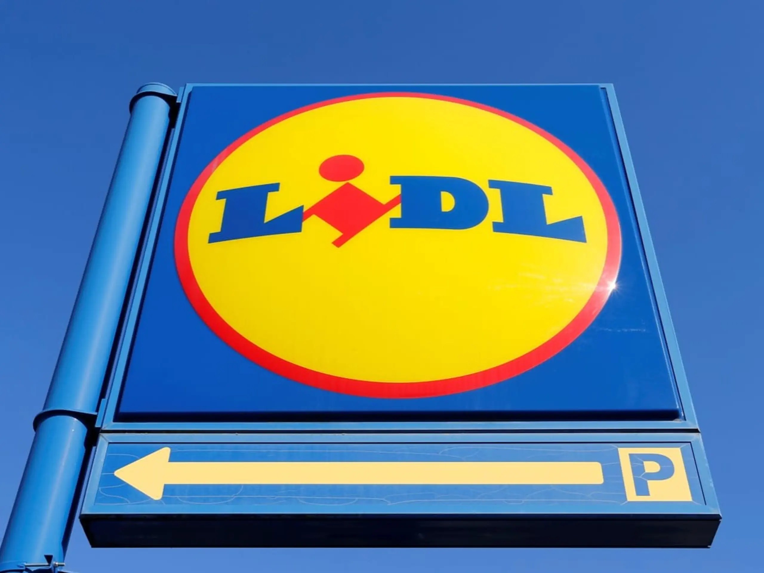 Lidl Switzerland "Over half of our fresh bread comes from Swiss suppliers." The Swiss bread and baked goods range is supplemented with specialities from the EU. Lidl Switzerland cites a French baguette or a pizza calzone as examples.