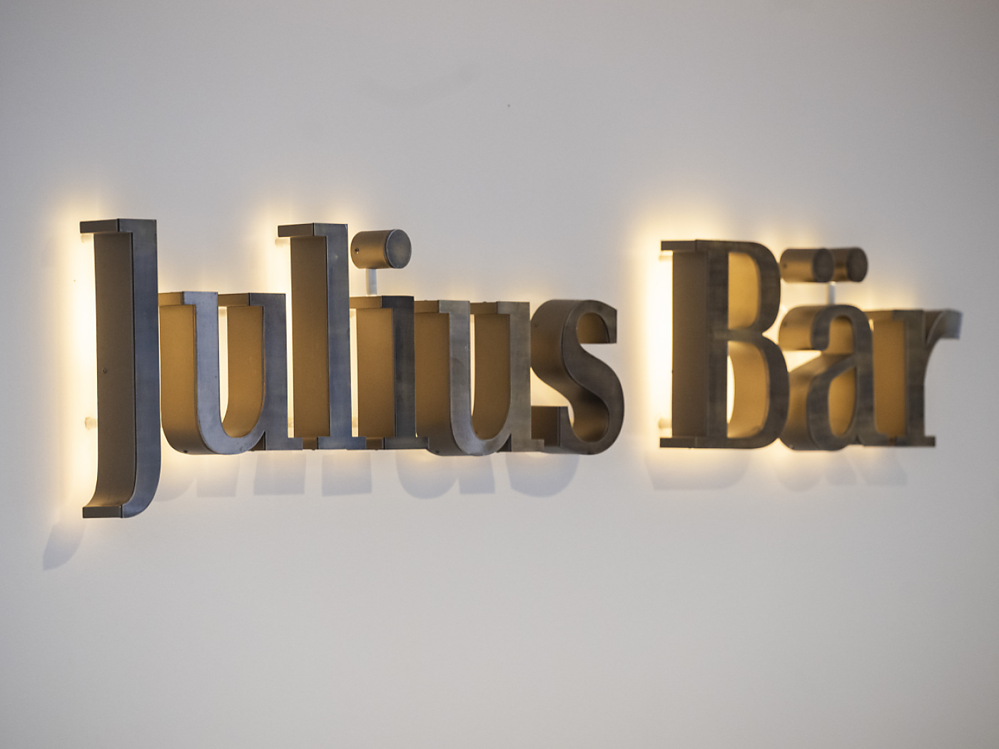 Julius Baer increases profit and cuts 400 jobs