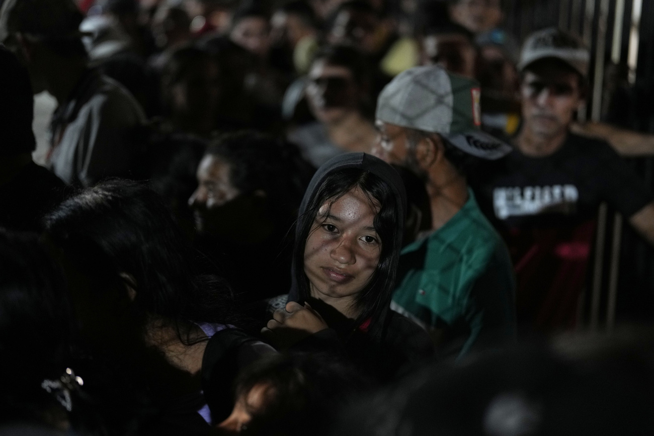 Menschen, die durch die Gewalt in Städten in der Region Catatumbo vertrieben wurden, wo Rebellen der Nationalen Befreiungsarmee (ELN) mit ehemaligen Mitgliedern der Revolutionären Streitkräfte Kolumbiens aneinandergeraten sind, stellen sich in einem Fußballstadion in Cúcuta, Kolumbien, am Sonntag, den 19. Januar 2025, an, um sich für eine Unterkunft zu registrieren.