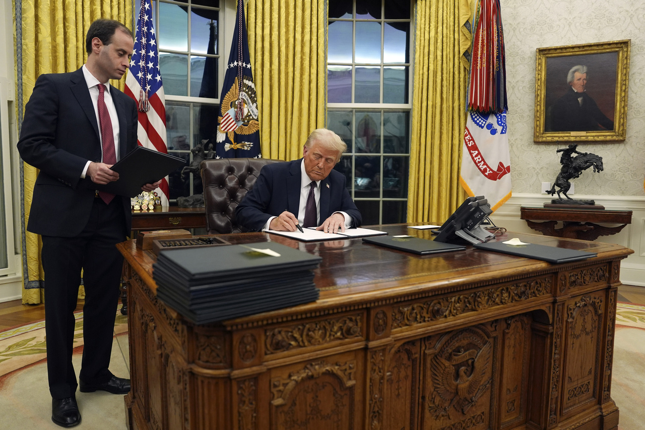 El momento en que el presidente Donald Trump firma la retirada de EE.UU. de la OMS, el 20 de enero.