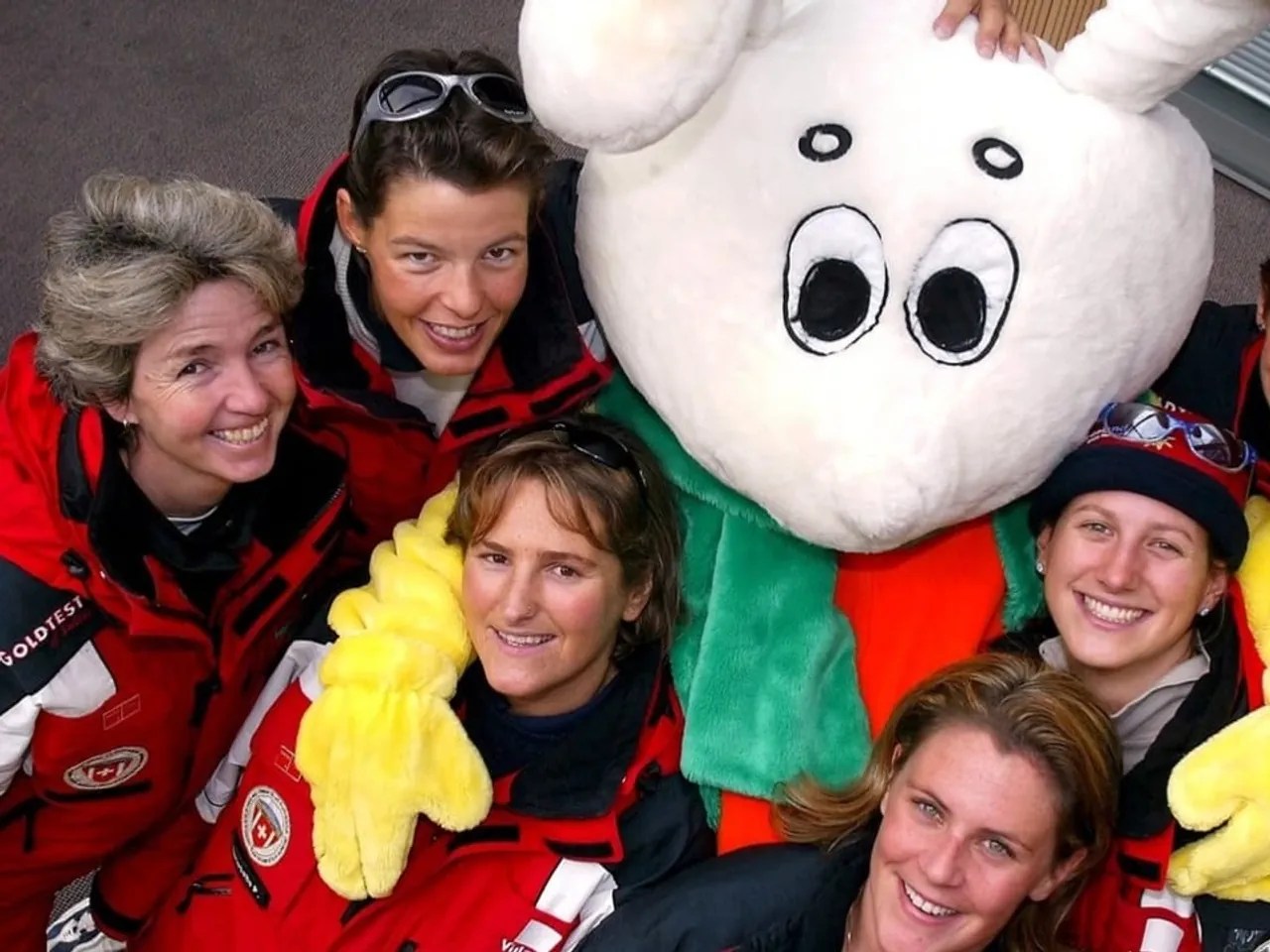 Les professeures de l’École suisse de ski posent avec Snowli dans la station vaudoise de Villars.