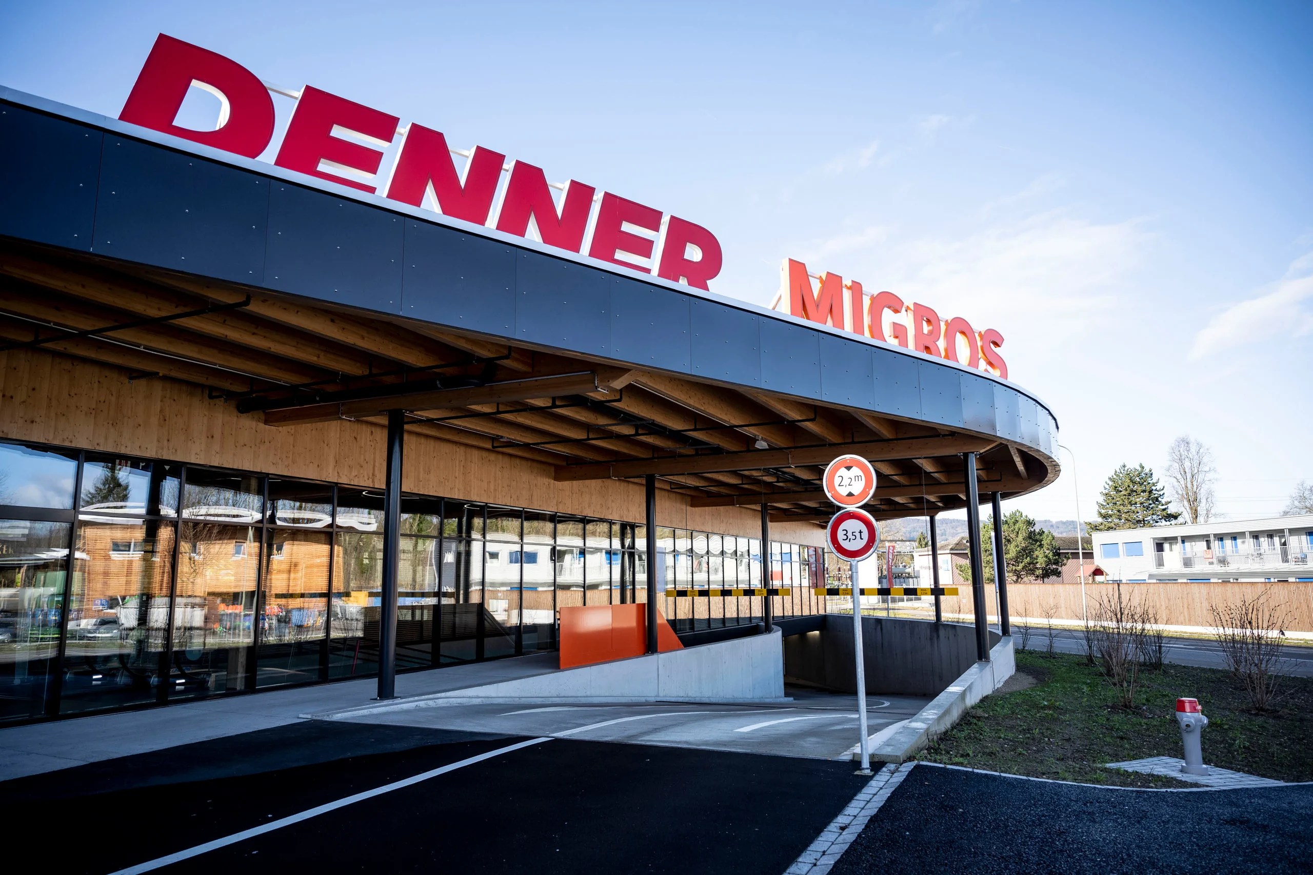 Denner: "We always source Swiss products wherever possible and only source origin-specific products such as croissants (France) or pizza snacks (Italy) from abroad." The proportion of foreign open bakery products is around 15%.