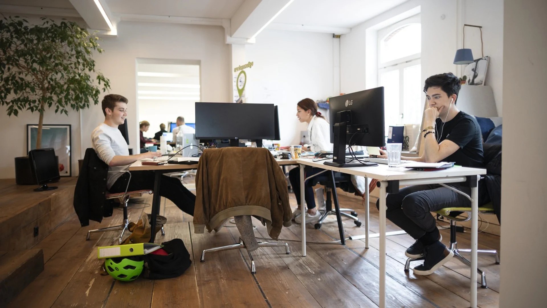 Junge Menschen arbeiten an ihren Computern.