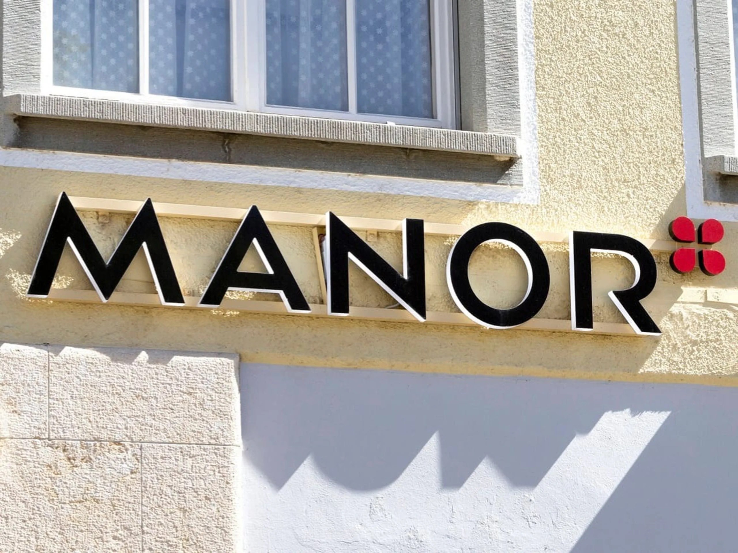 Manor (Food Supermarkets) "The proportion of locally produced baked goods with ingredients from Switzerland is over 95%. The remaining maximum of 5% are speciality items from European origin."