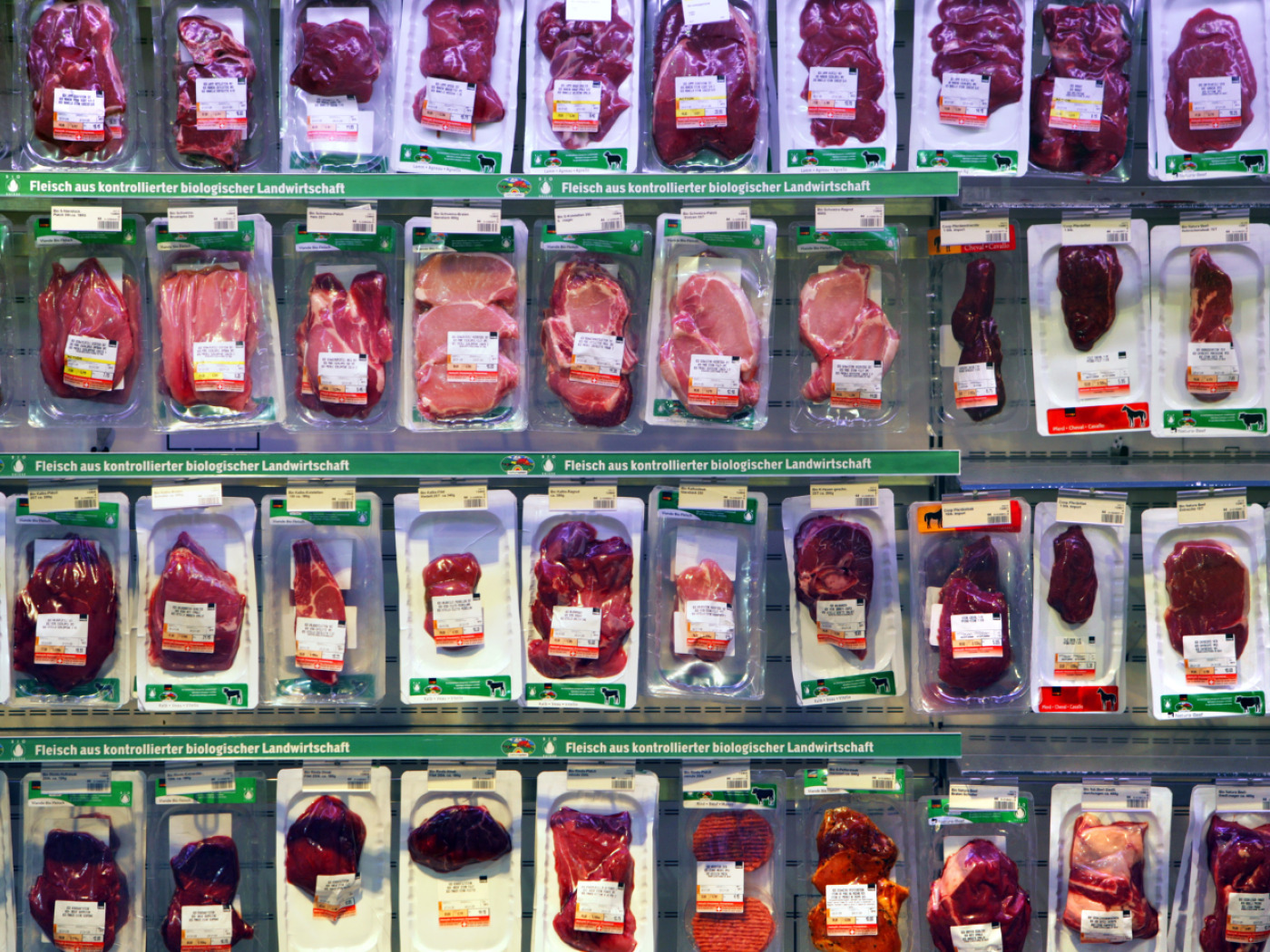 scaffale di carne al supermercato