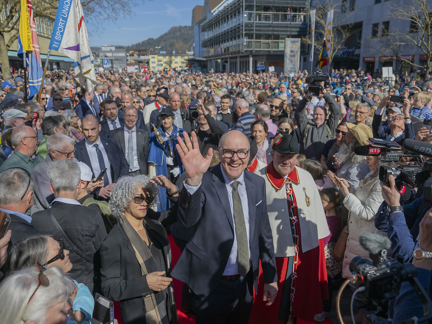 Martin Pfister, the new Swiss defence minister, was welcomed by hundreds of people in his hometown Baar on Thursday.