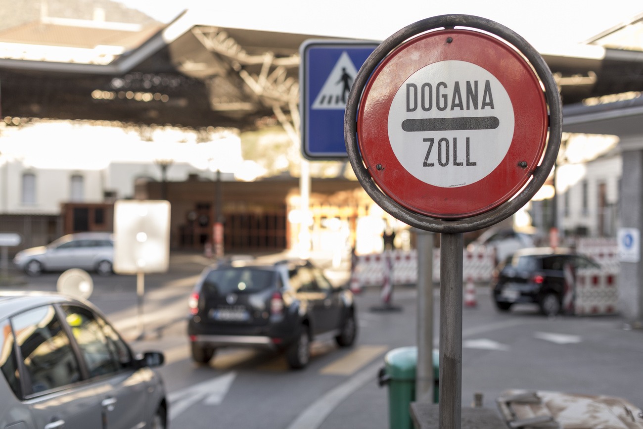 Il cartello Dogana alla frontiera di Chiasso.